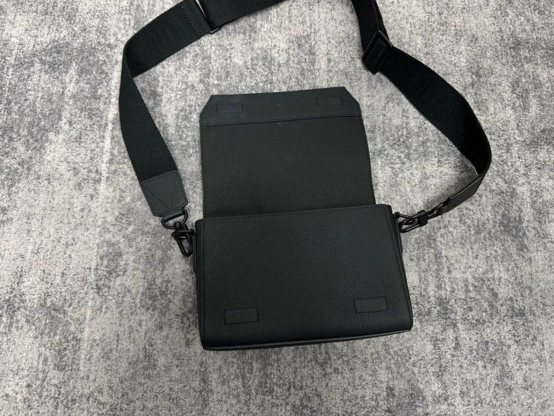 Louis Vuitton Louis Vuitton TAKEOFF Small Messenger Bag Size ONE SIZE - 8 Thumbnail