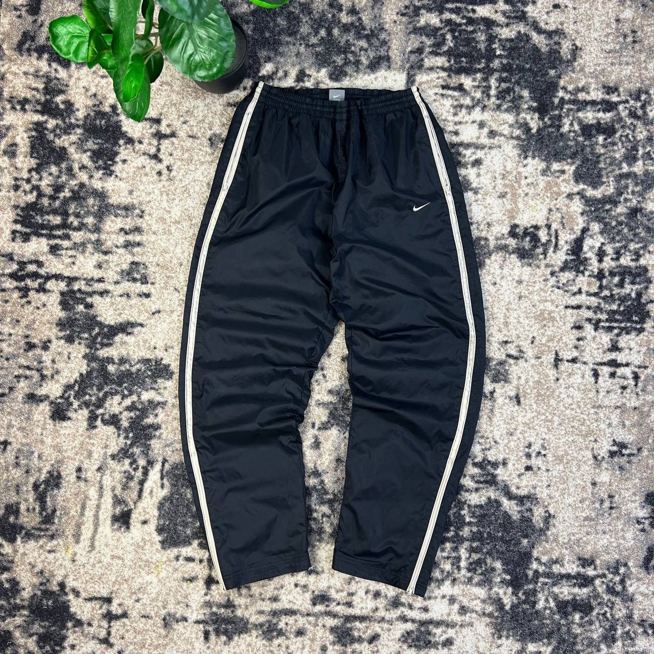 Nike Nike Swoosh Vintage Y2K Baggy Parachute Track Pants Size US 34 / EU 50 - 1 Thumbnail