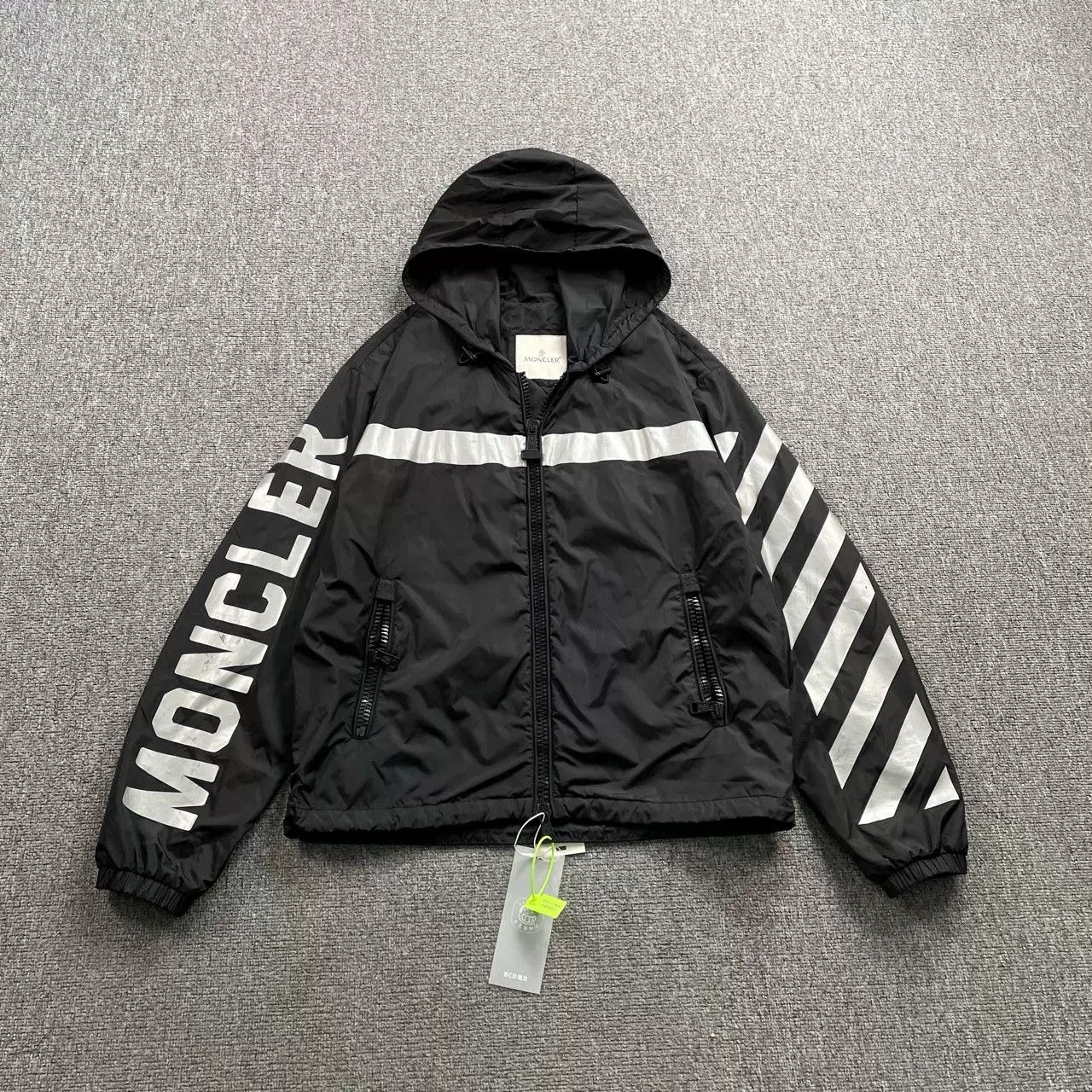 Moncler Moncler x Off-White 3M Reflective Arrow Jacket Size US S / EU 44-46 / 1 - 1 Thumbnail