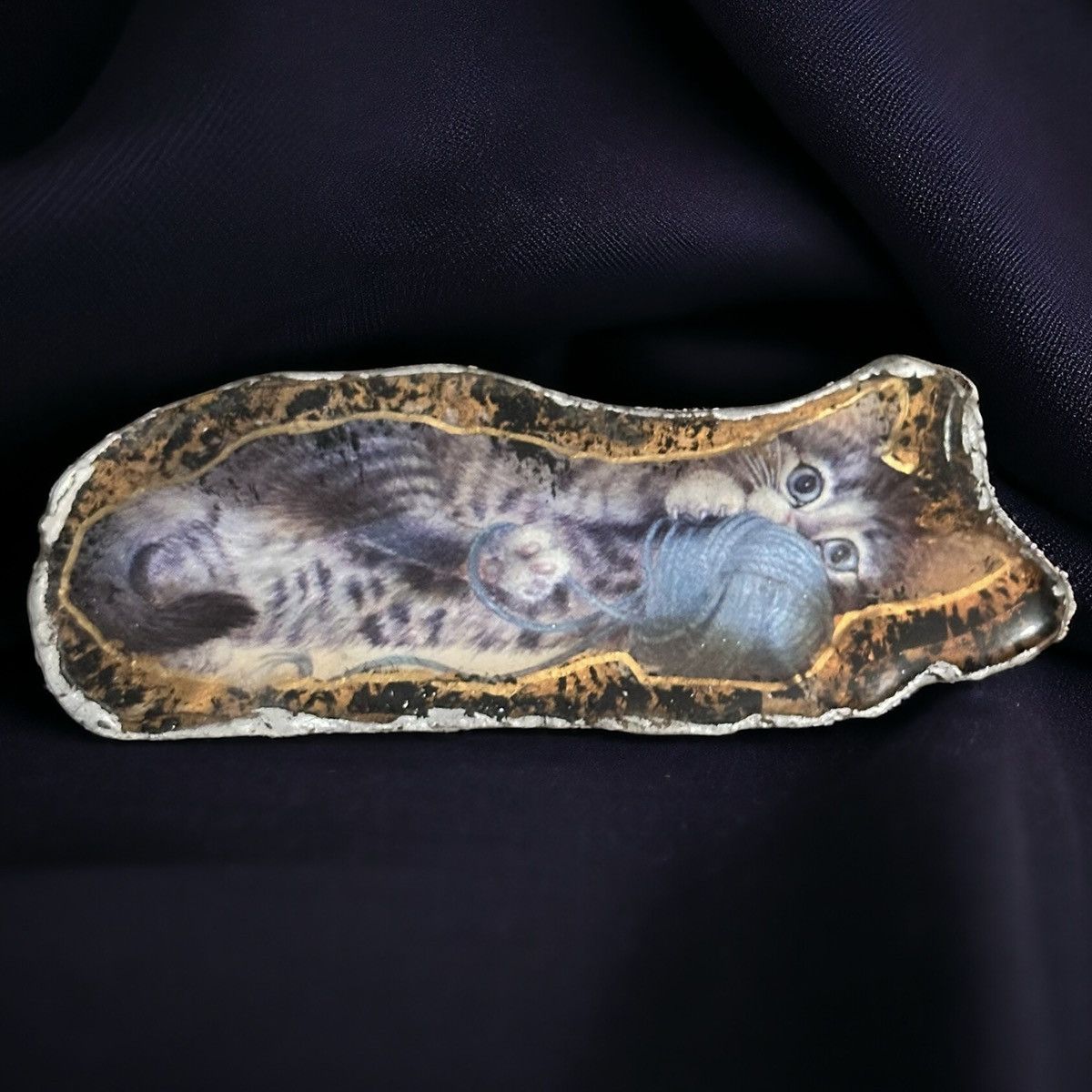 Vintage Vintage playful cat picture brooch Size ONE SIZE - 1 Thumbnail