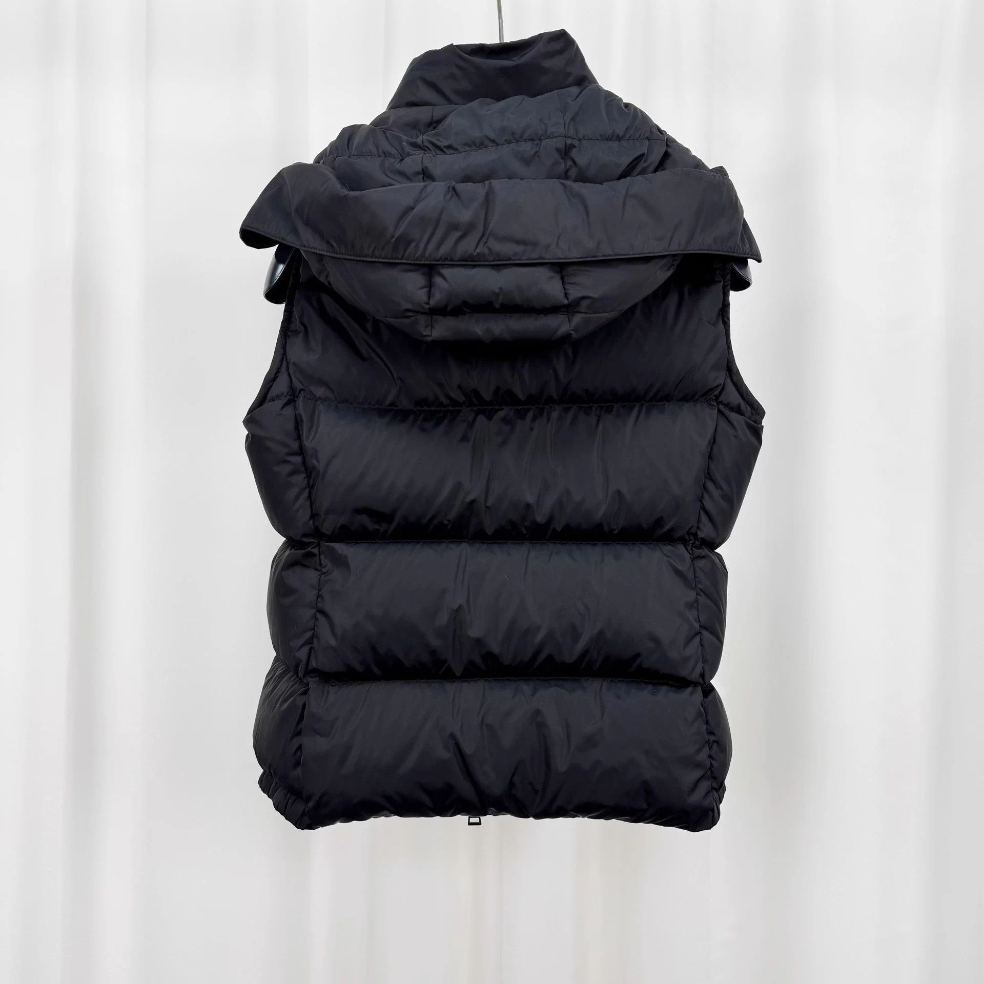 Moncler Moncler black embroidered logo down vest size 2 99 new Size M / US 6-8 / IT 42-44 - 2 Thumbnail