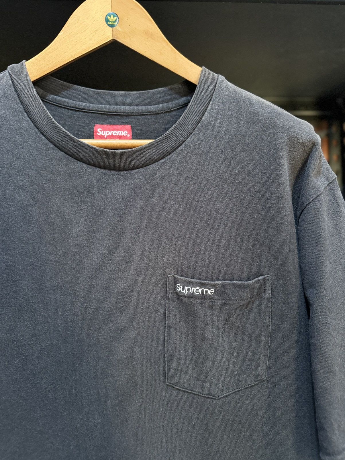 Supreme Sun Faded Supreme Pocket Embrodery Logo Streetwear Tee Size US XL / EU 56 / 4 - 2 Thumbnail