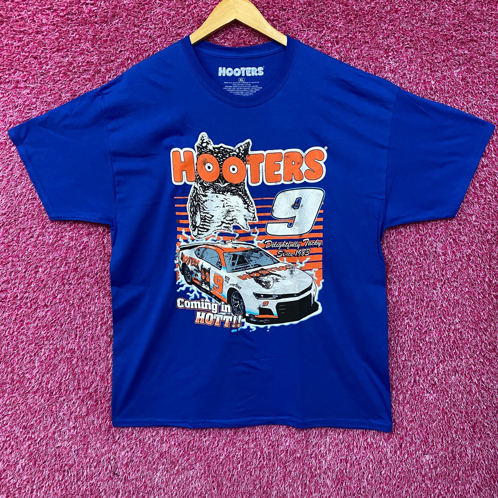 Other Hooters Coming In Hot Delightfully Tacky Since 1983 T-Shirt Size US XL / EU 56 / 4 - 1 Thumbnail