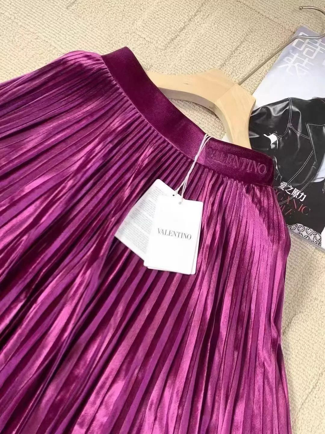 Valentino Valentino Velvet Pleated Skirt XS New With Tags Size 25" / US 0 / IT 36 - 4 Thumbnail