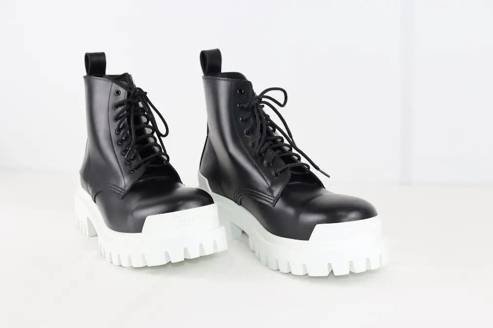 Balenciaga o1rshd1 Worn-Out Effect Leather Strike Bootie L20 in Khaki Size US 8 / EU 41 - 8 Thumbnail
