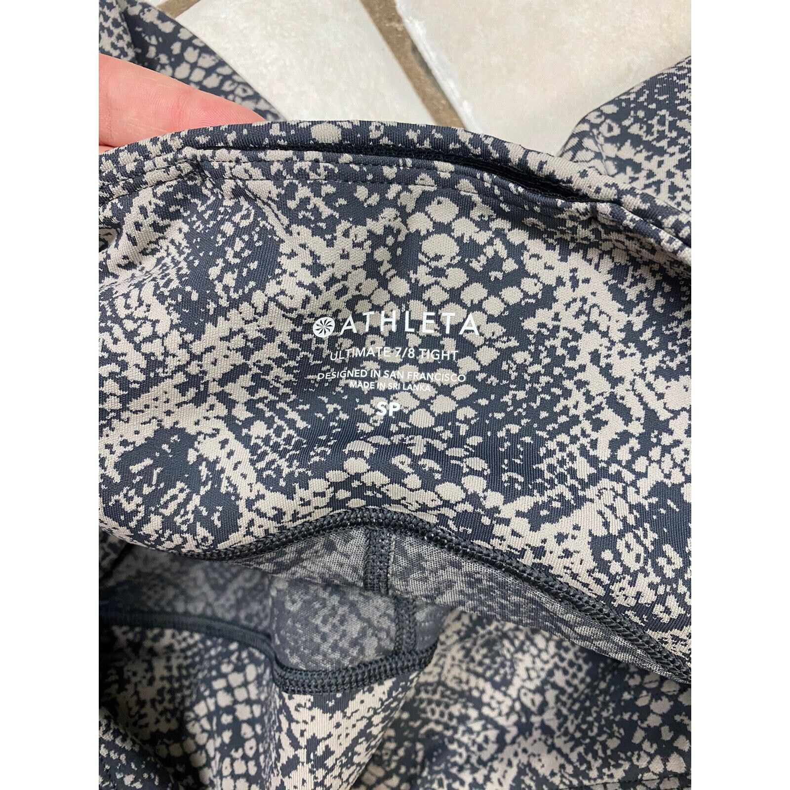 Athleta Athleta Ultimate 7/8 Tight S Snakeskin Stretchy Athleisure Size 24" / US 00 / IT 34 - 2 Thumbnail