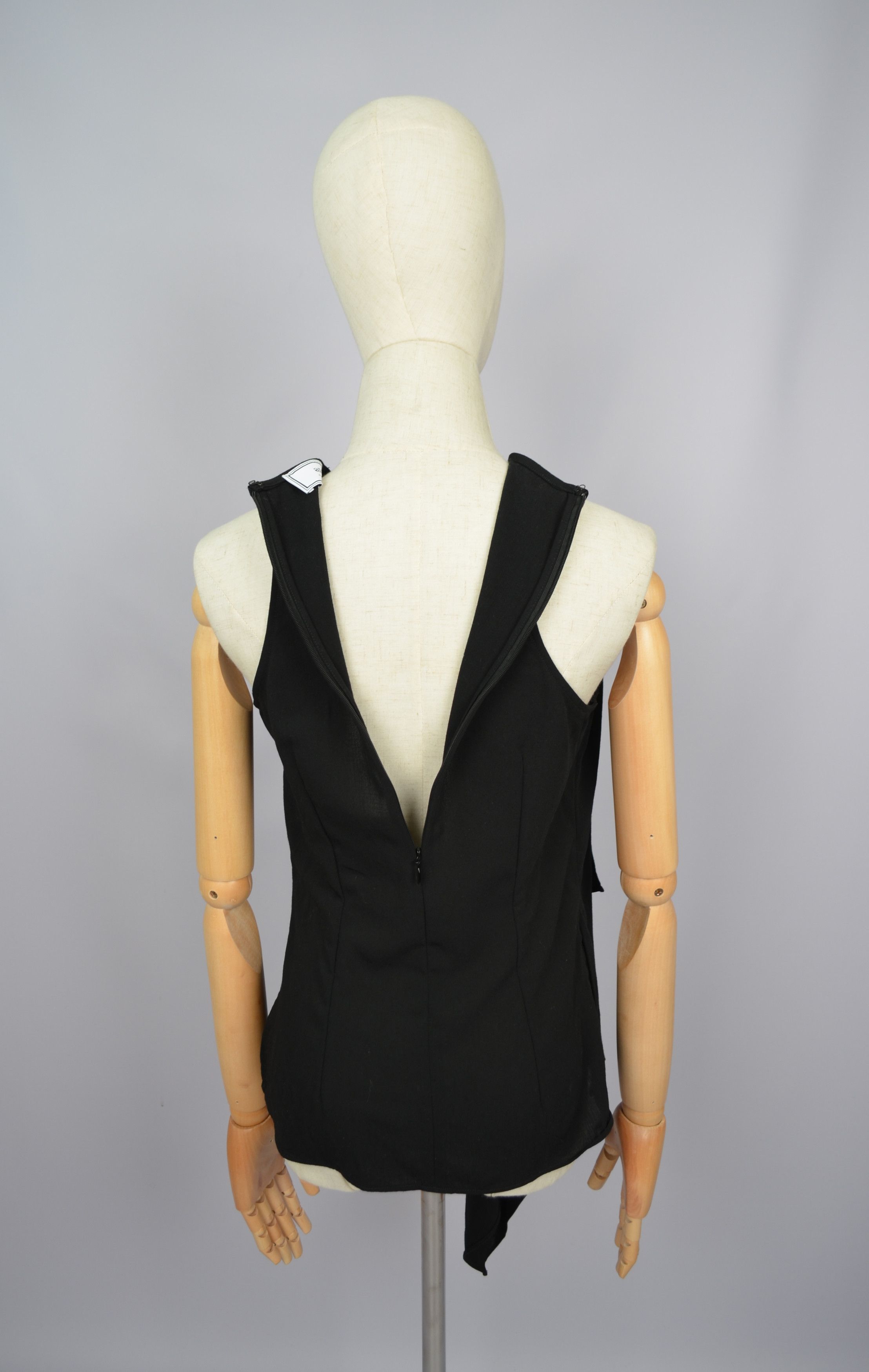 AMI × Designer AMI Wool Top Sans Manche Avec Volant Devant Top Ruffle Size S / US 4 / IT 40 - 9 Thumbnail