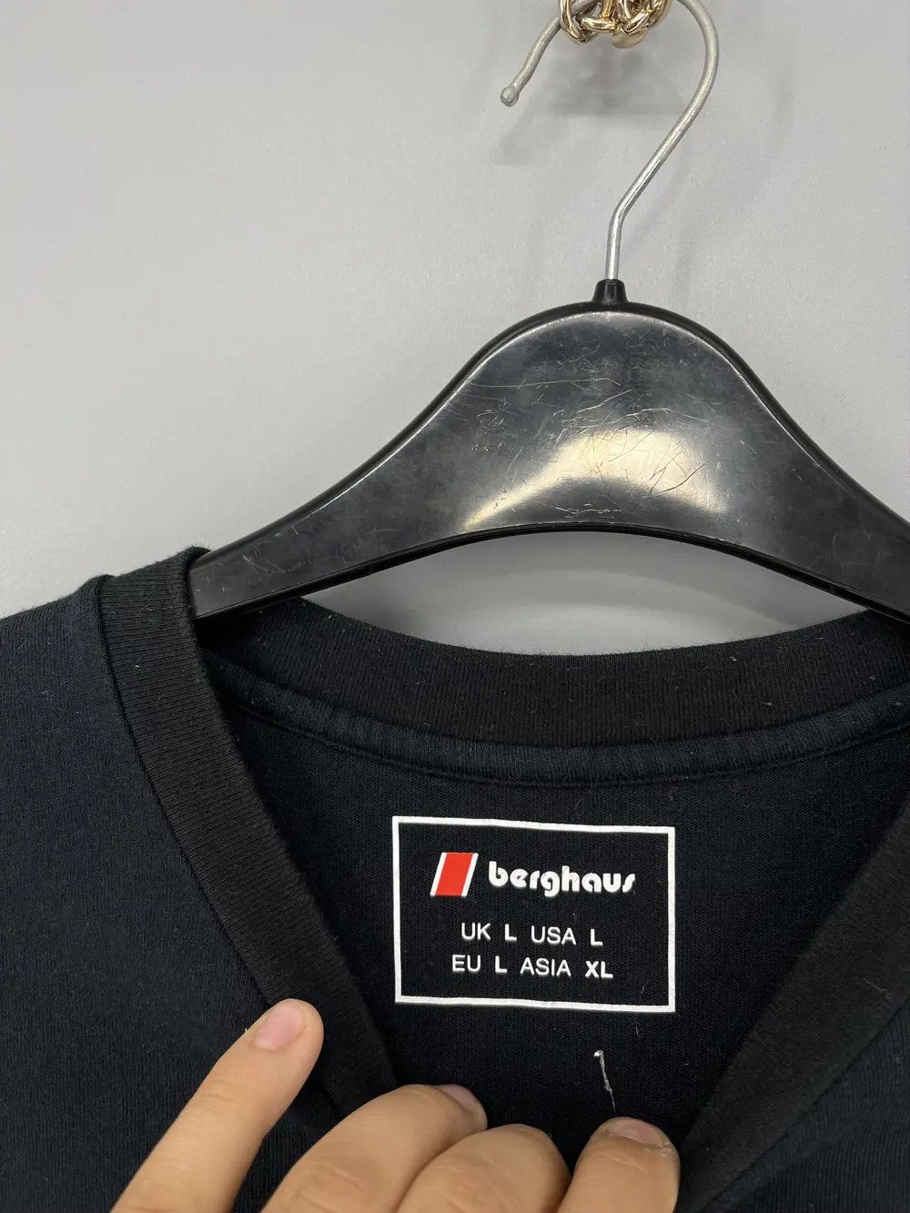 Berghaus Vintage Berghaus T-shirt outdoor hiking Big logo Size US L / EU 52-54 / 3 - 7 Thumbnail