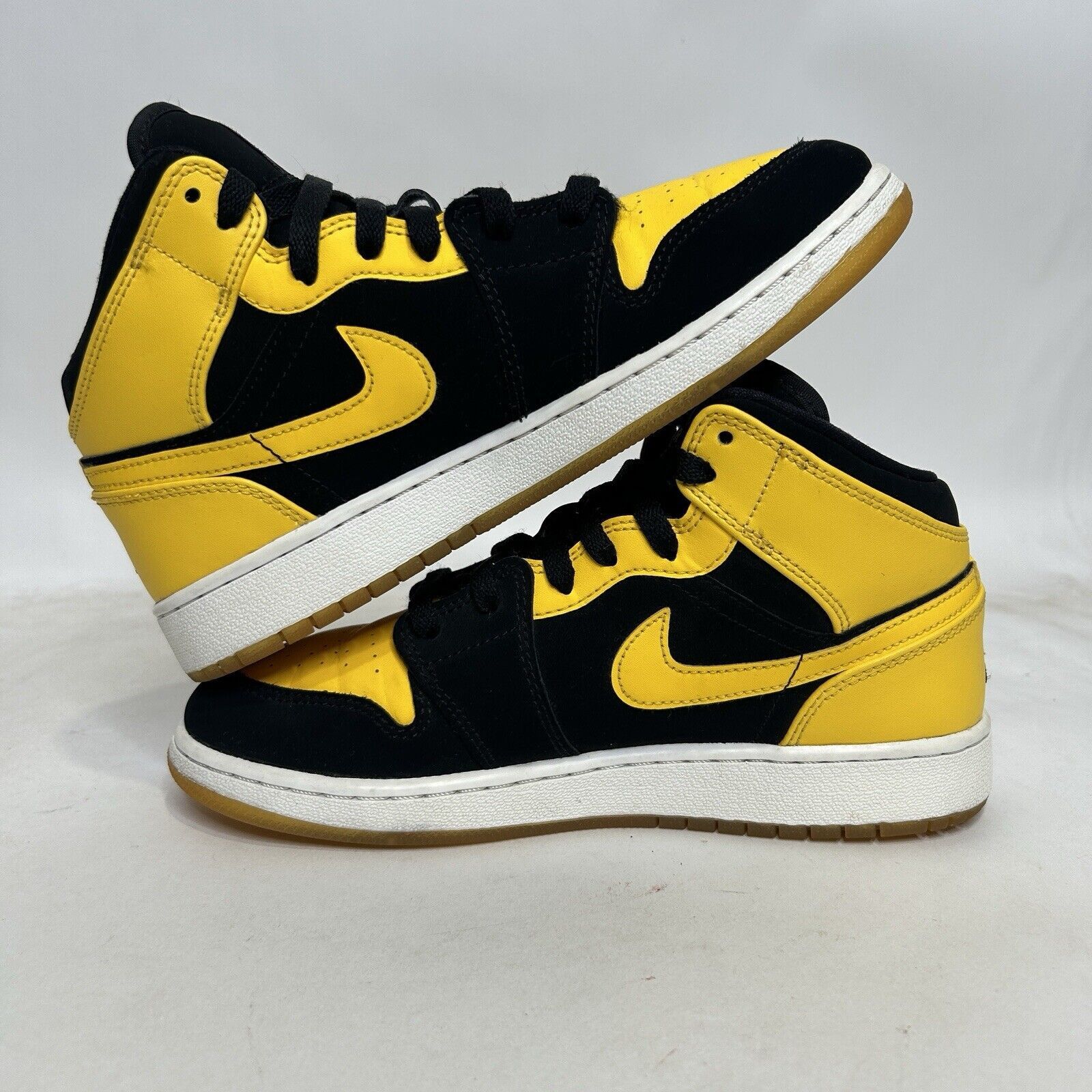 Jordan Brand Nike Air Jordan 1 Retro Mid GS “New Love” 2017 Size US 7 / IT 37 - 3 Thumbnail