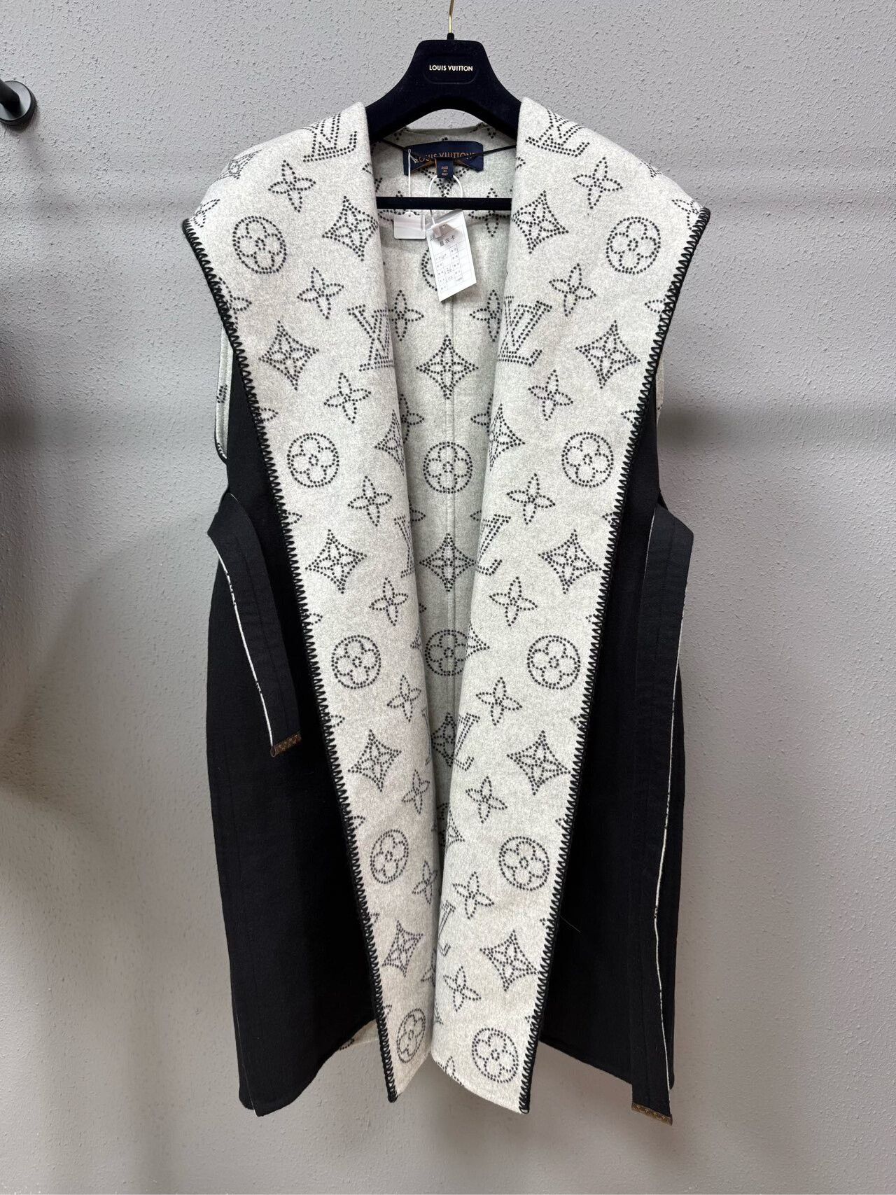Louis Vuitton Louis Vuitton Sleeveless Wool Coat with Print Size M / US 6-8 / IT 42-44 - 1 Thumbnail