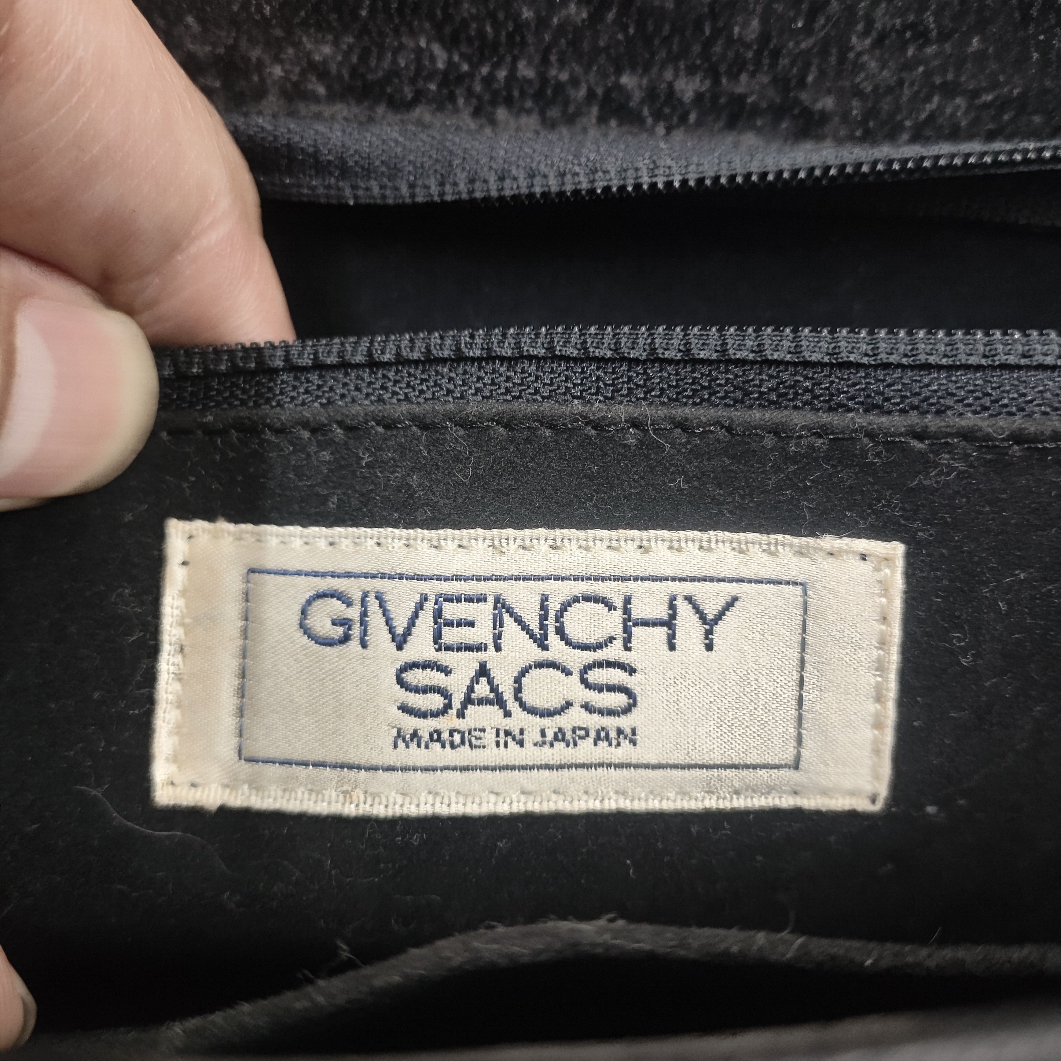 Givenchy × Vintage Vintage Givenchy quilted Lambskin leather Flap crossbody Size ONE SIZE - 5 Thumbnail