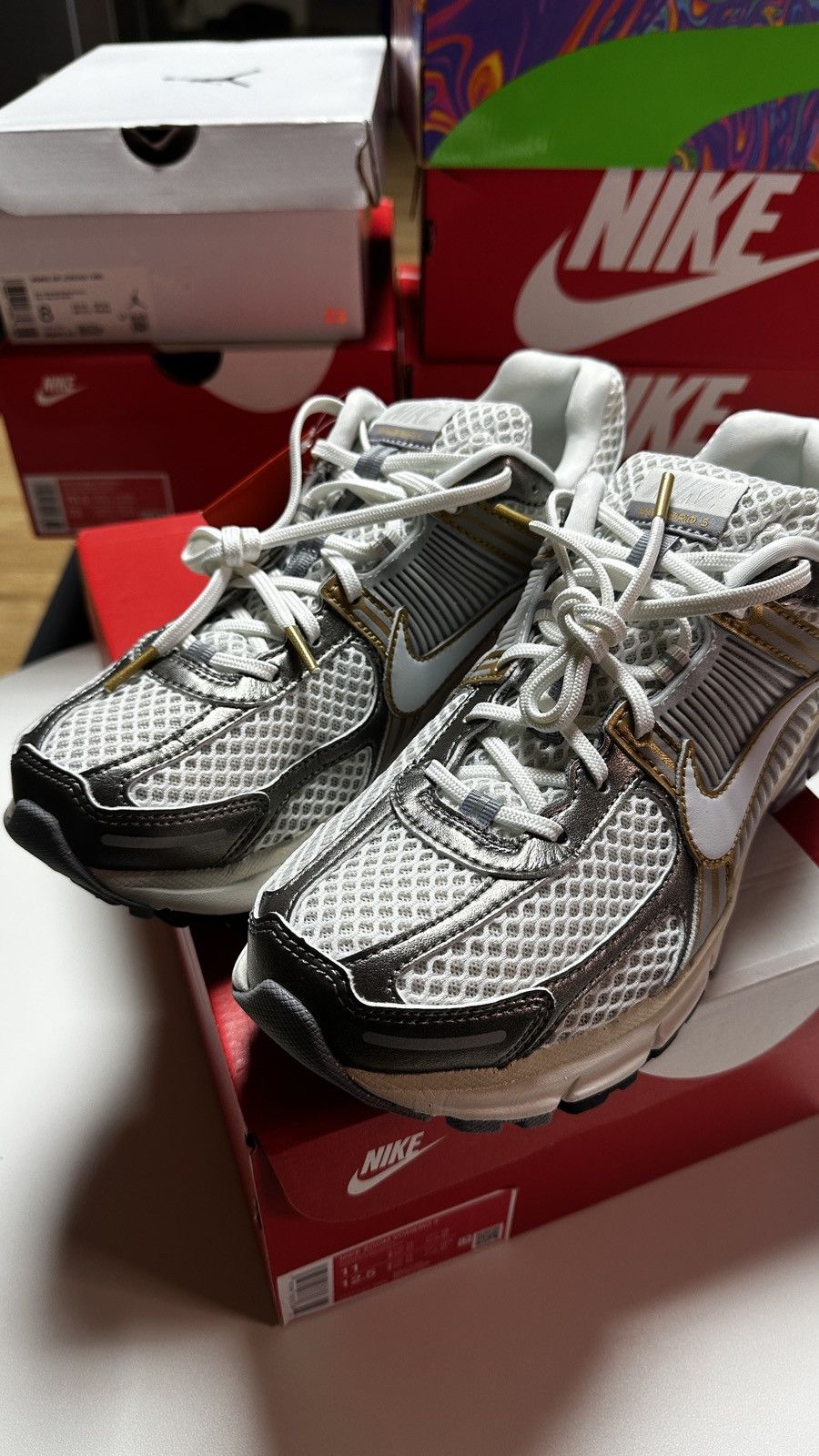 Nike NEW Vomero 5 Metallic Pewter Gold SZ 11 US Men/ 12.5 US Wmn Size US 11 / EU 44 - 2 Thumbnail