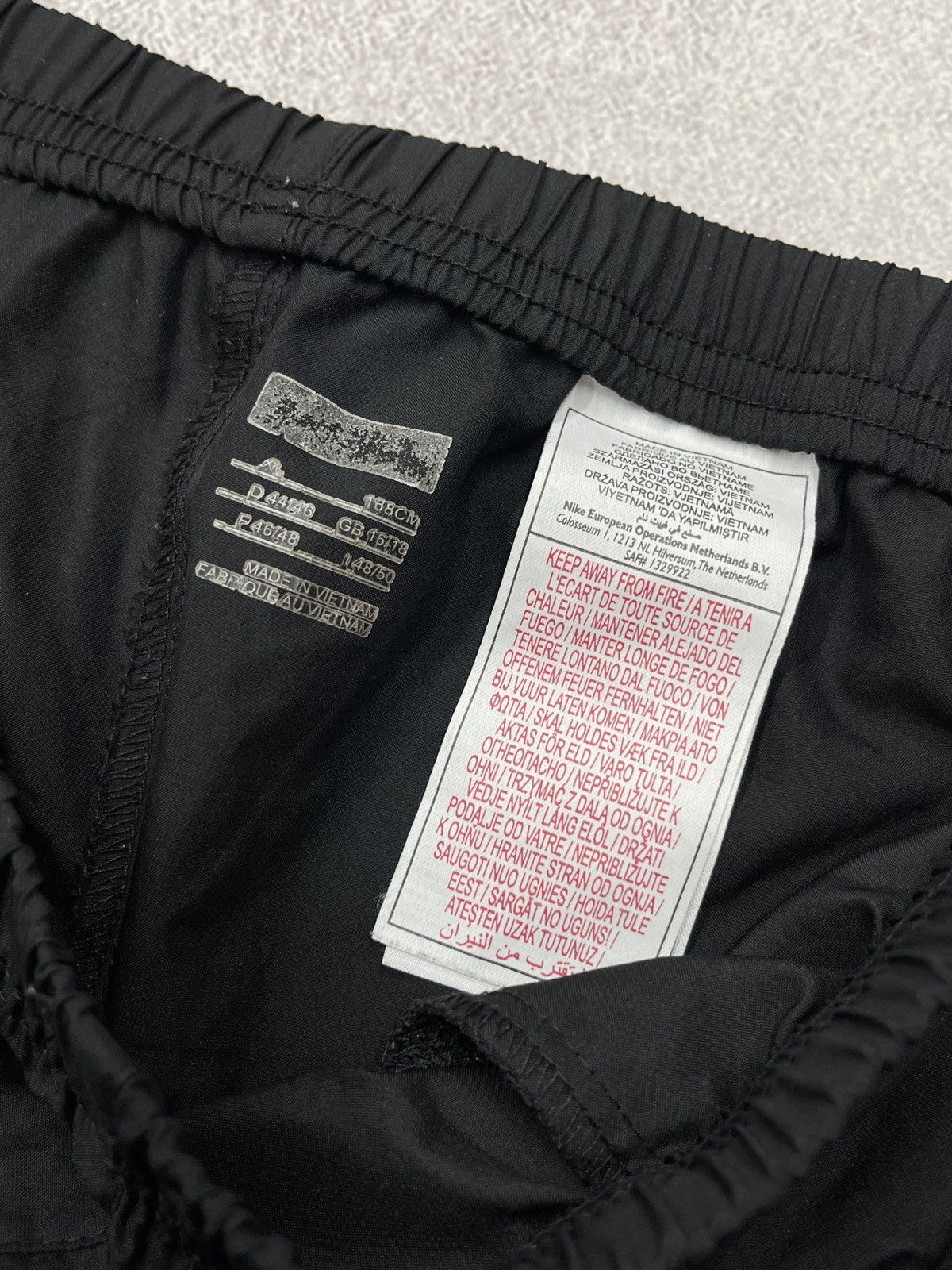 Nike Vintage Women Nike Nylon Sweatpants Black Drill ACG TN Size 34" / US 12 / IT 48 - 12 Thumbnail