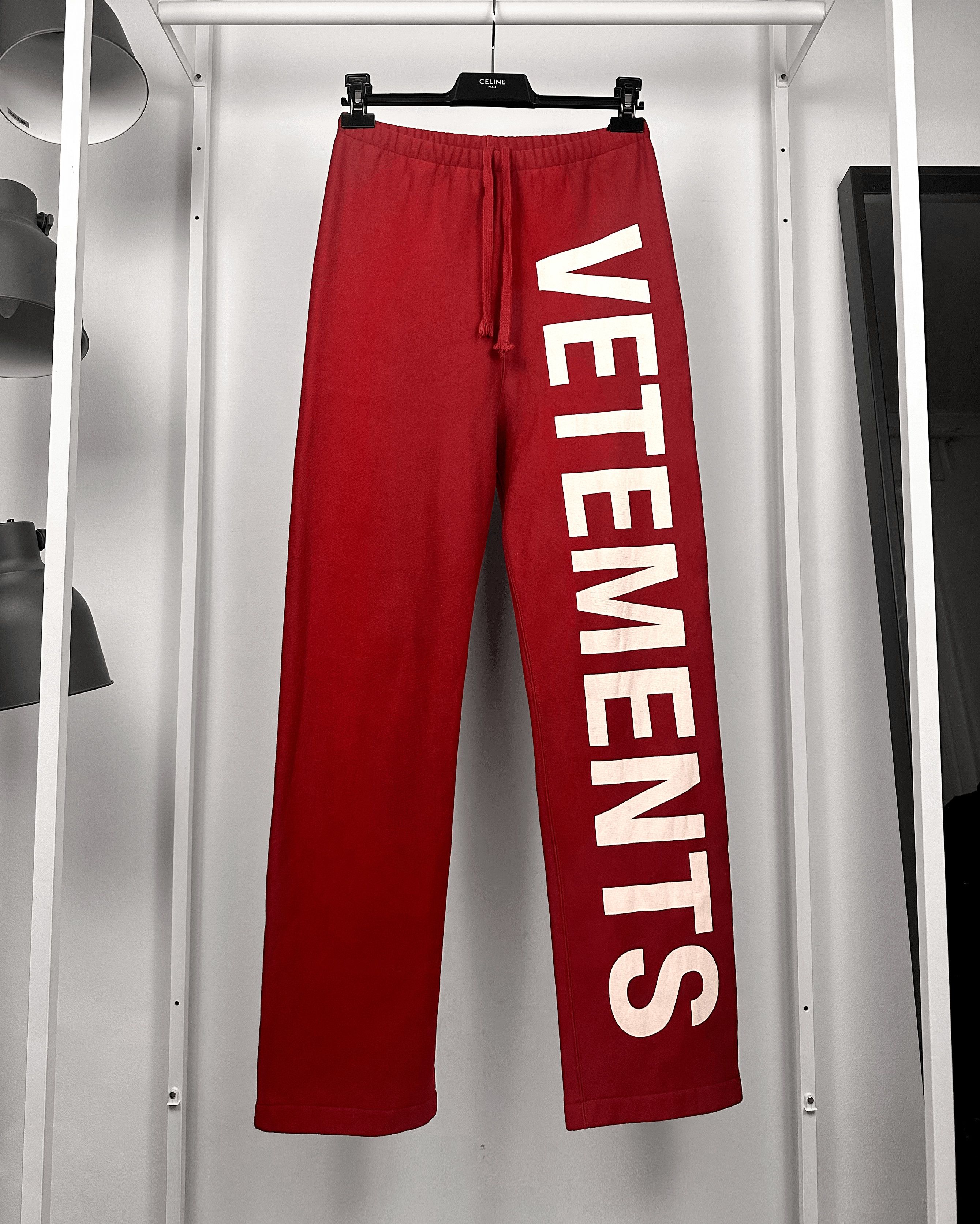 Vetements Vetements Burgundy Spellout Logo Sweatpants Size US 30 / EU 46 - 1 Thumbnail