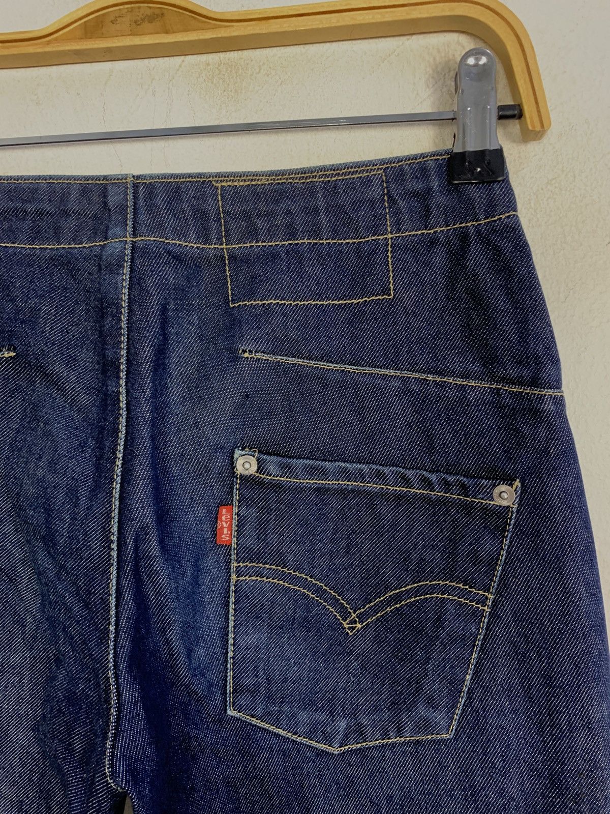 Levi's Hype Levis Engineered High Waisted Twisted Leg Indigo Denim Size 26" / US 2 / IT 38 - 7 Thumbnail