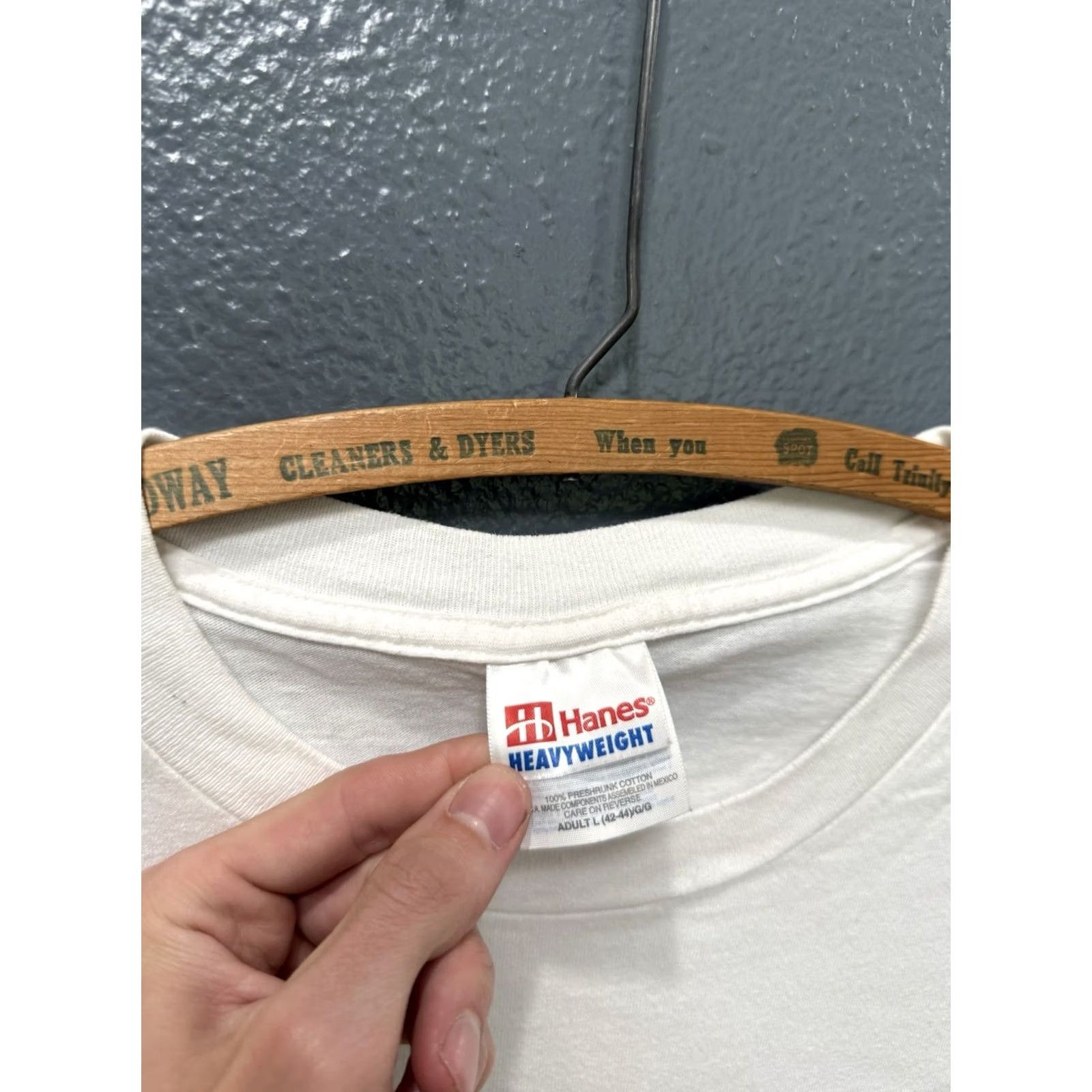 Hanes VINTAGE 90s Hooters White Tee Shirt Hanes L Mens Shirts Large 90s Theme Vintage 90s Mens Size US L / EU 52-54 / 3 - 2 Thumbnail