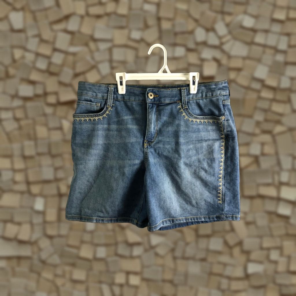 Vintage St. John's Bay Womens Size 16 Mid Rise Boyfriend Blue Denim Jean Shorts Size 38" / US 16 / IT 52 - 1 Thumbnail