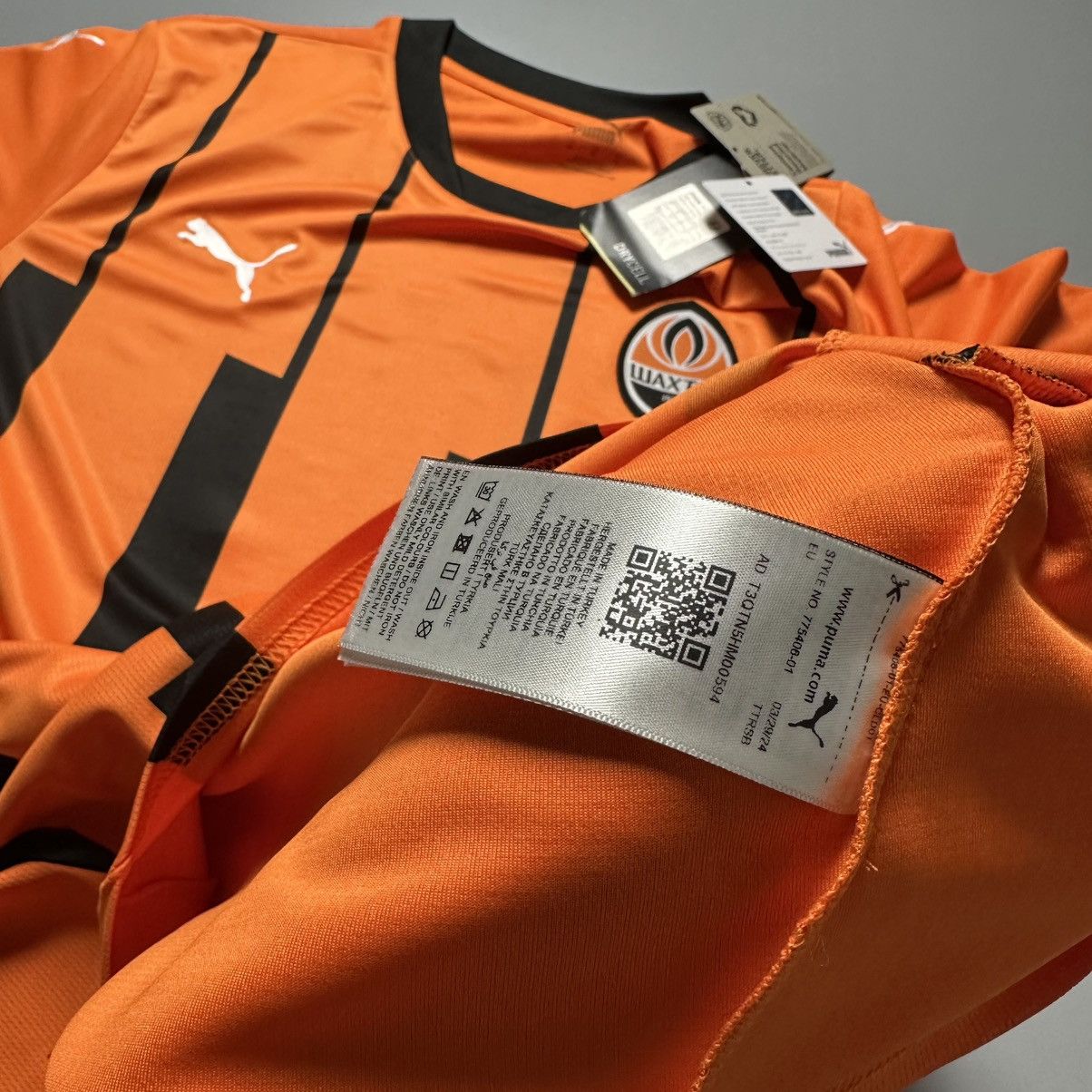 Puma NWT SHAKHTAR PUMA 2024/2025 FOOTBALL HOME JERSEY #10 SUDAKOV Size US M / EU 48-50 / 2 - 12 Thumbnail