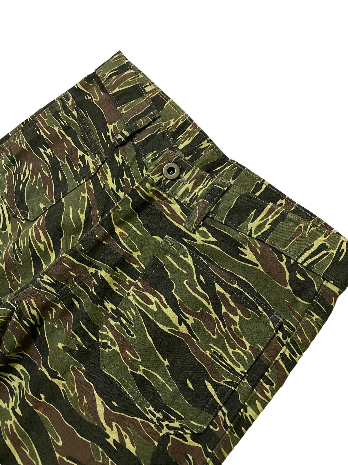 Japanese Brand × Vintage FLARED CAMOUFLAGE STYLE BELL BOTTOM BOOTCUT DENIM JEANS Size US 26 / EU 42 - 8 Thumbnail