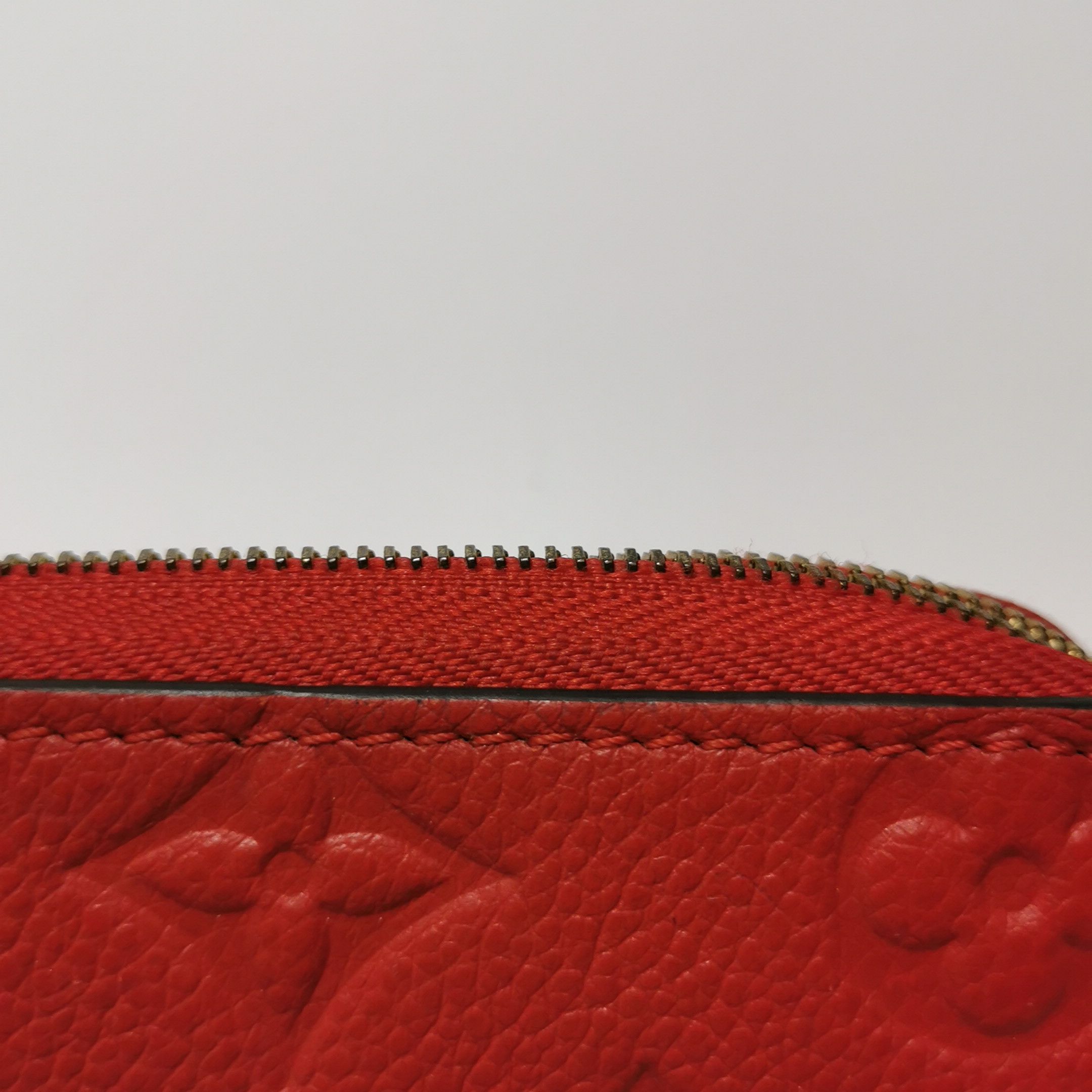 Louis Vuitton Louis Vuitton (LV) Zippy cowhide solid color old flower emb Size ONE SIZE - 8 Thumbnail