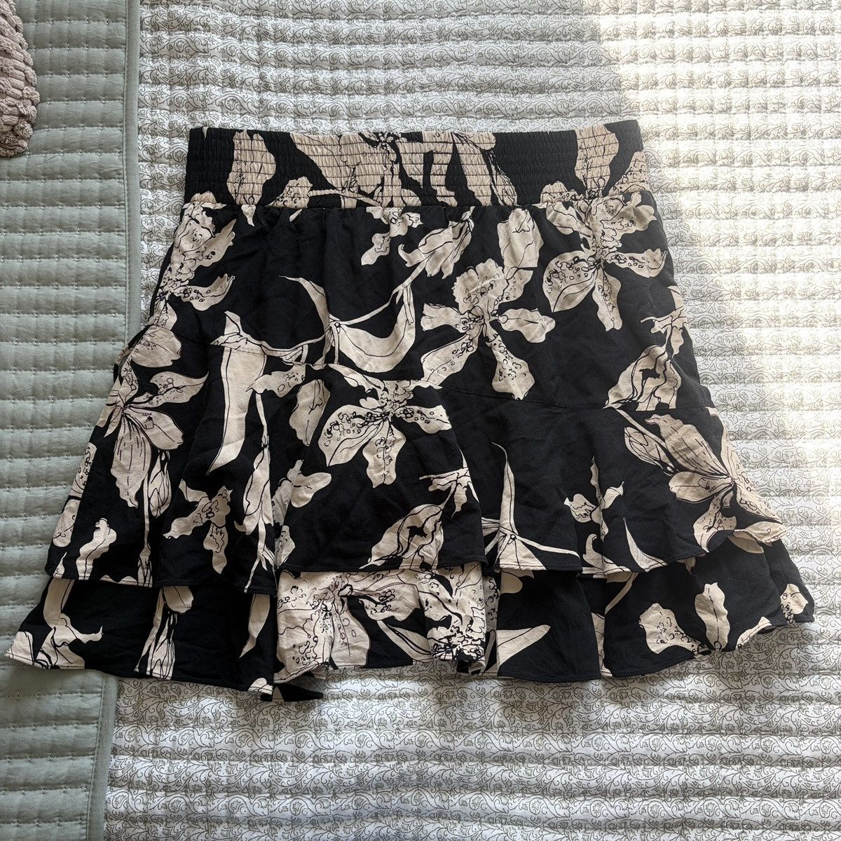 Other Cabi black and tan floral tiered mini skirt Size 27" / US 4 / IT 40 - 2 Thumbnail