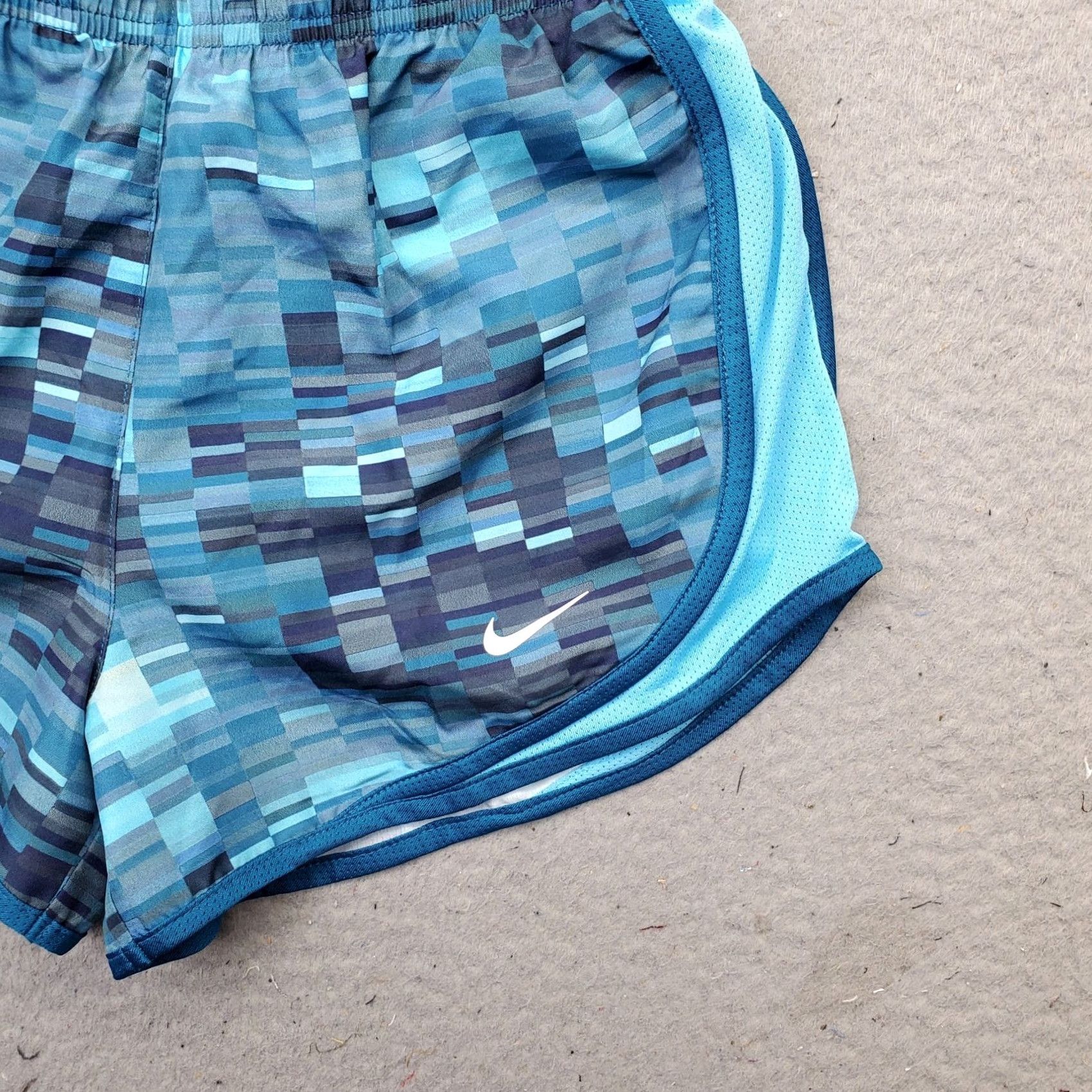 Nike Nike Dri-Fit Activewear Shorts Women XS Multicolor Geometric Elastic Waist Liner Inseam 3" Quietly Used Womens Size 26" / US 2 / IT 38 - 3 Thumbnail