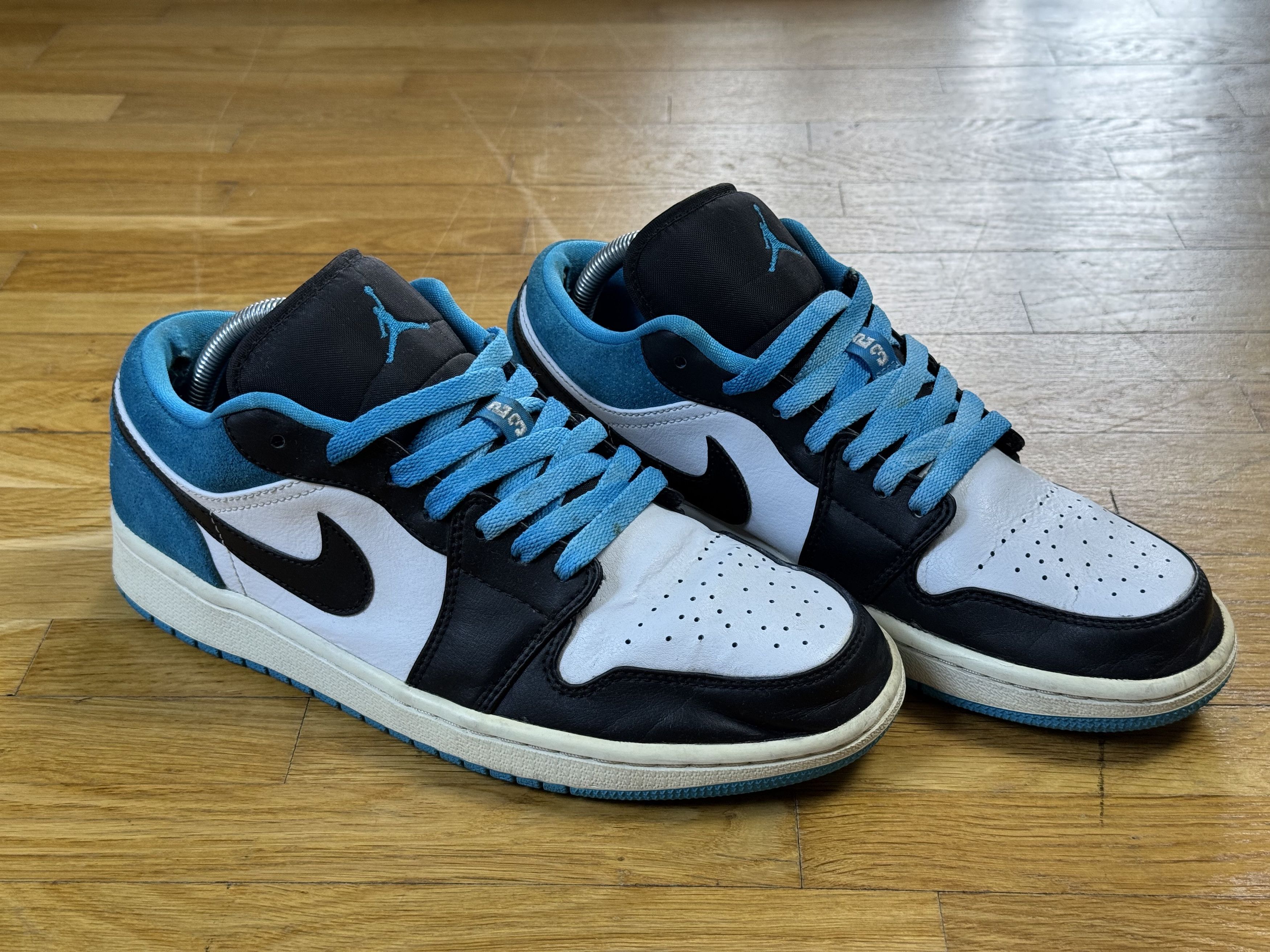 Nike Shoe NIKE AIR JORDAN 1 Low SE Size US 8.5 / EU 41-42 - 7 Thumbnail
