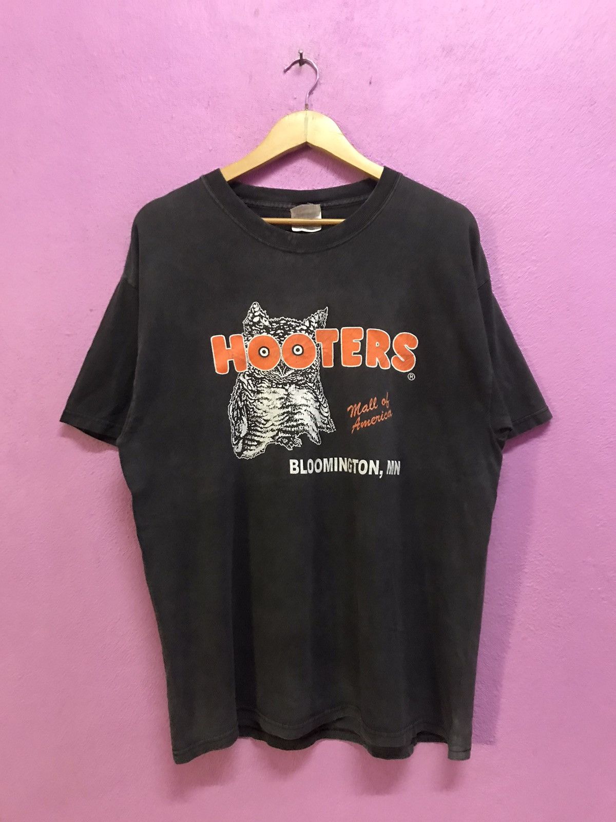 Vintage Vintage Hooters Bloomington T-Shirts Size L Size US L / EU 52-54 / 3 - 1 Thumbnail