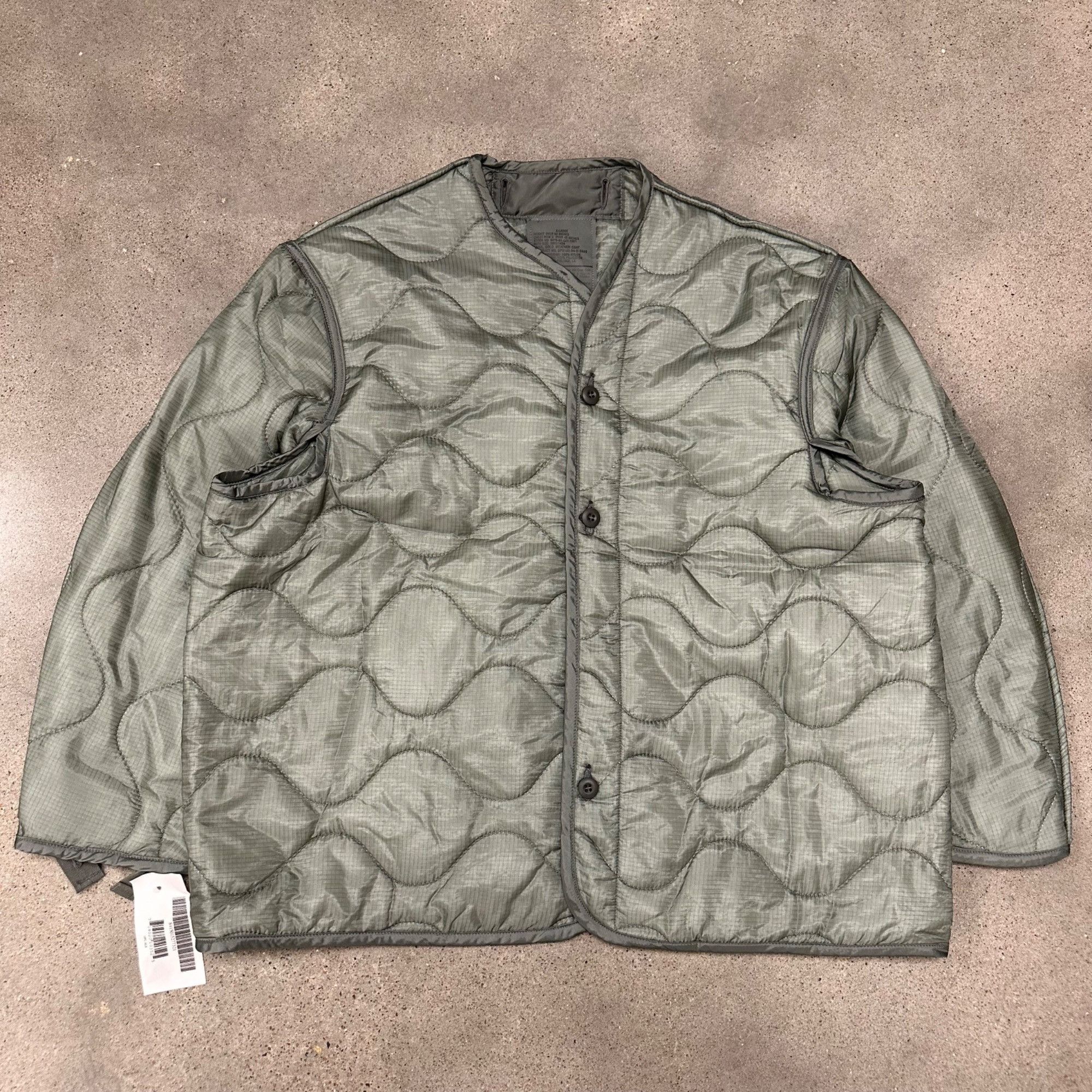 Vintage Vintage New Oldstock Military Liner Quilted Jacket Size US L / EU 52-54 / 3 - 1 Thumbnail