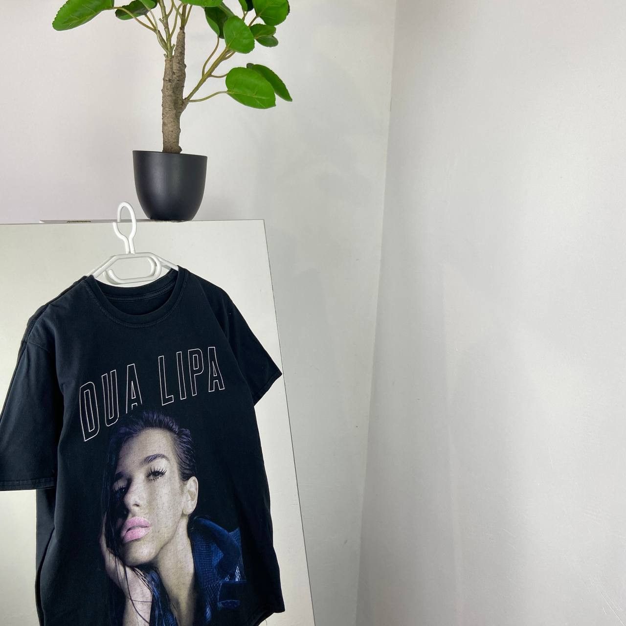 Vintage Dua Lipa Official Merchandise Tour 2018 T-Shirt Size US L / EU 52-54 / 3 - 1 Thumbnail