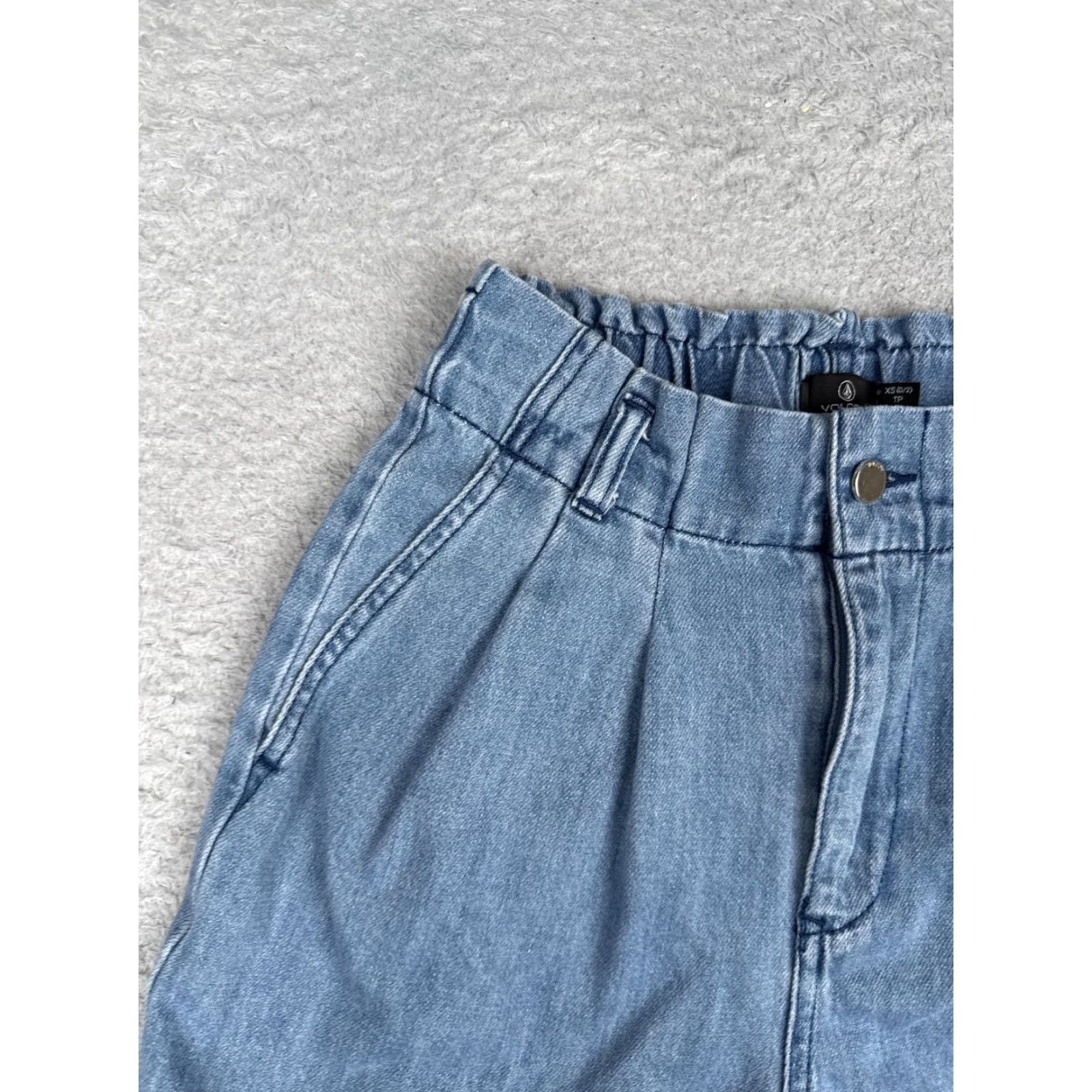 Volcom Volcom Denim Shorts Womens XS Blue High Rise Paperbag Pleated Elastic Waist 3" Summer Beach Casual Womens XS Blue Denim Paperbag Shorts Volcom Size 26" / US 2 / IT 38 - 4 Thumbnail