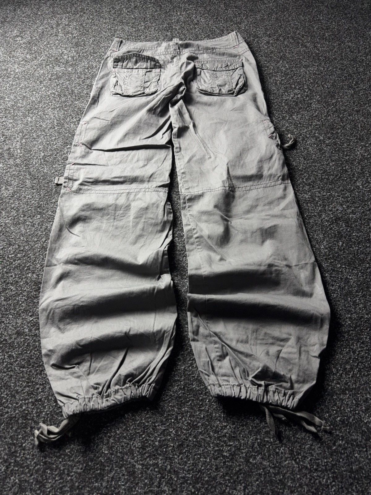 Japanese Brand Y2K 00s Avant Garde Multi-Pocket Parachute Cargo Pants Grey Size 30" / US 8 / IT 44 - 8 Thumbnail