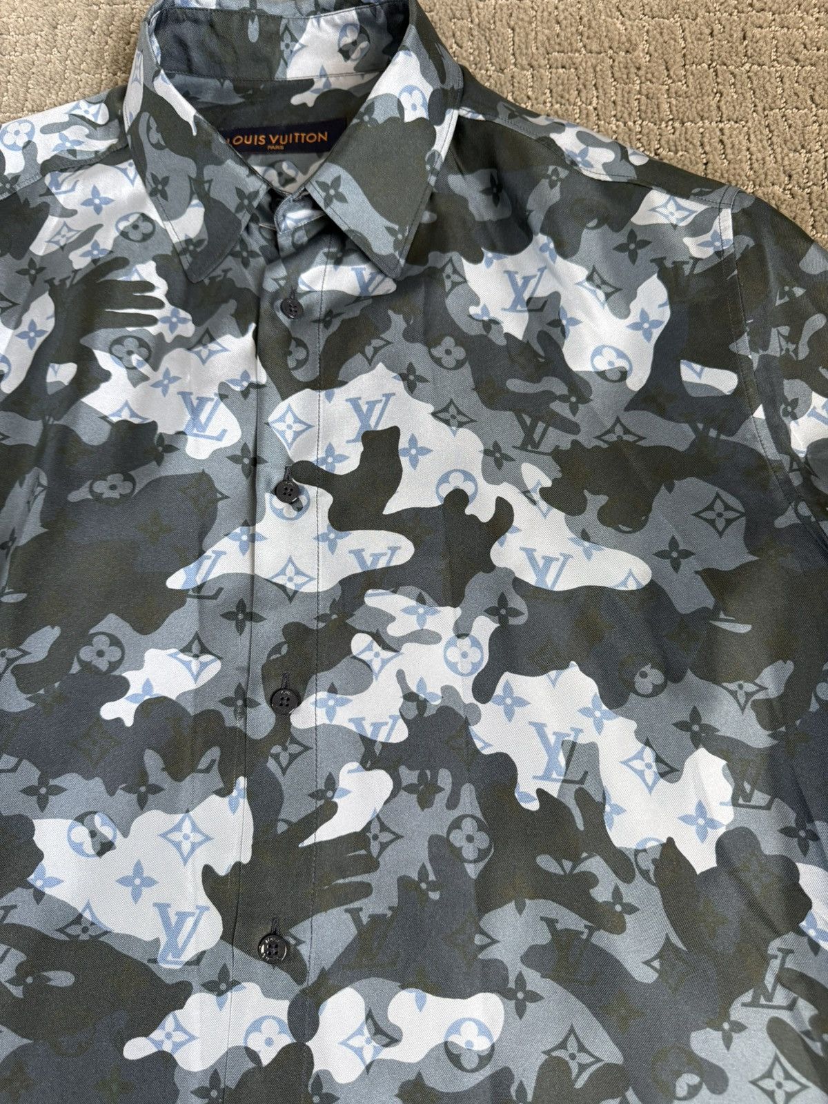 Louis Vuitton MONOGRAM SILK BLUE CAMO BUTTON UP SHIRT Size US XL / EU 56 / 4 - 3 Thumbnail