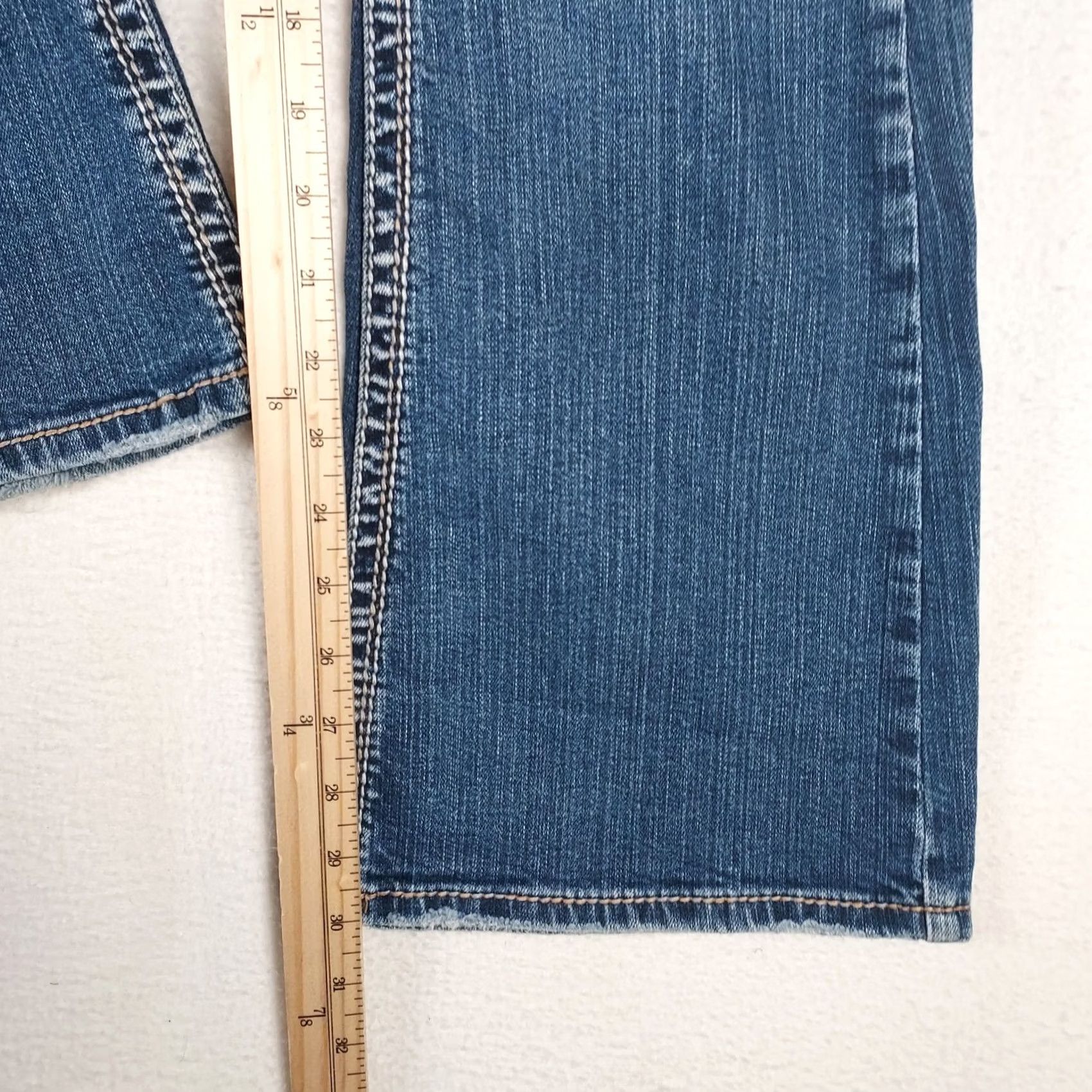 Silver Jeans Co. Silver Jeans Eden Flare Bootcut Denim Jeans Women’s 28x31 Medium Wash Blue 5-Pocket Zip Machine Washable Regular Size Type Womens Jeans Mens? Size 28" / US 6 / IT 42 - 7 Thumbnail