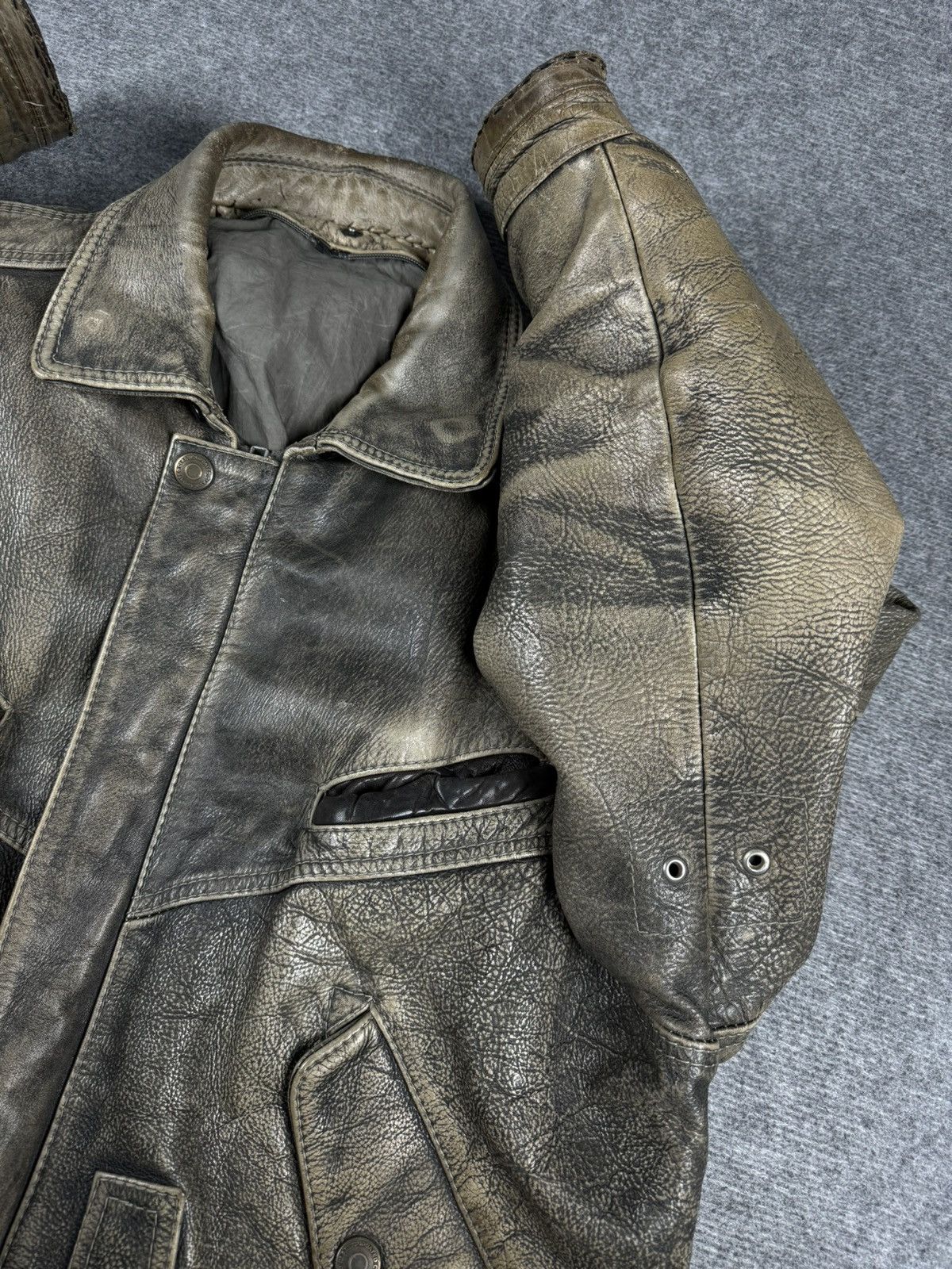 Vintage Vintage distressed leather bomber jacket Size US L / EU 52-54 / 3 - 16 Thumbnail