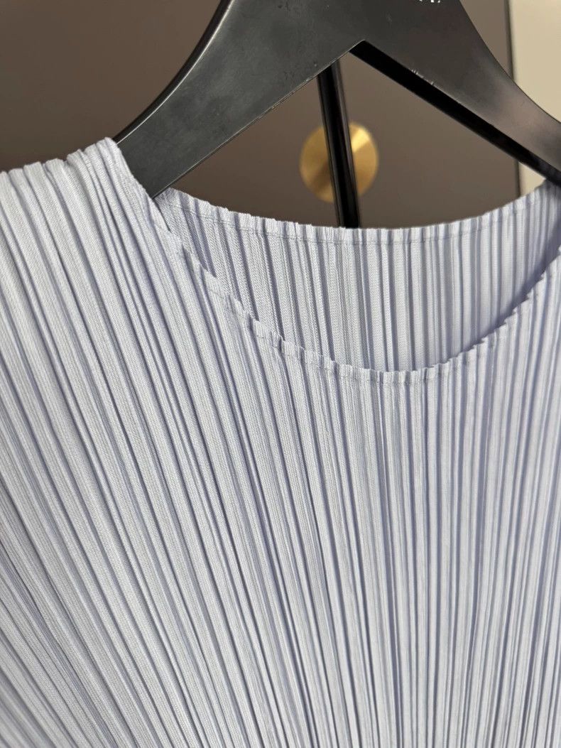 Issey Miyake Issey Miyake size:4 Grey pleated top Size M / US 6-8 / IT 42-44 - 3 Thumbnail