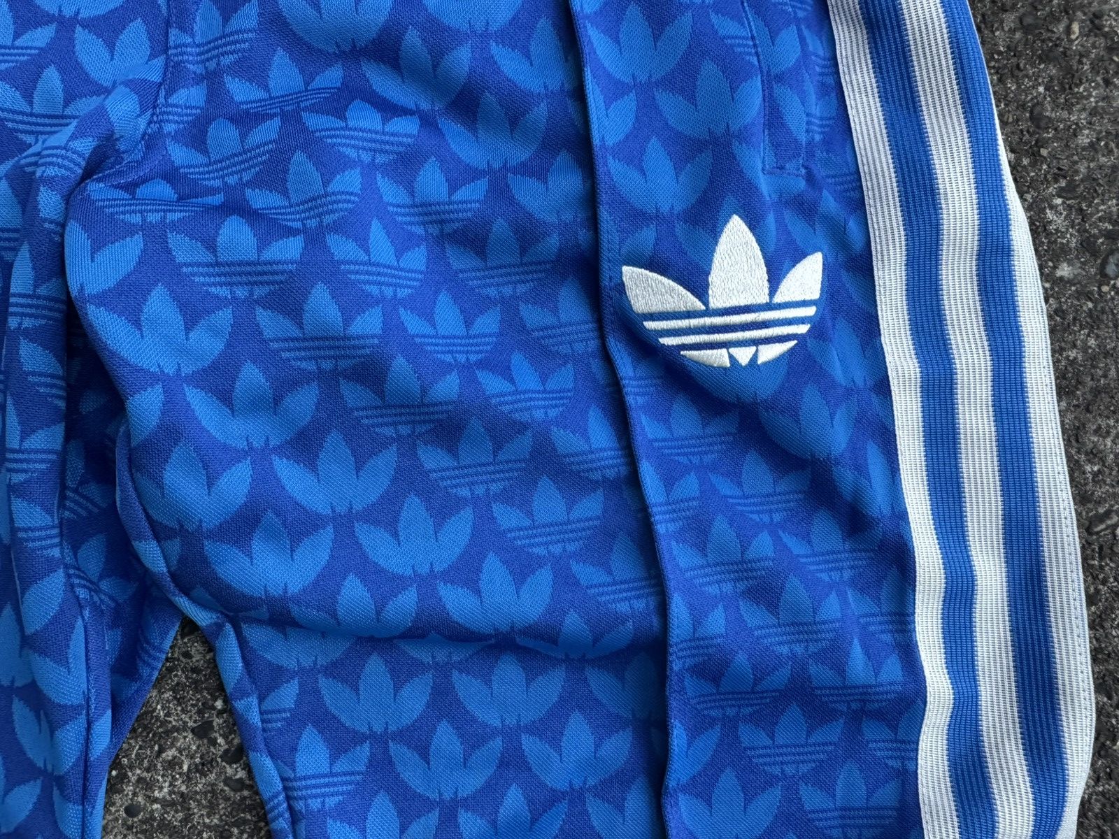 Adidas Adidas Unisex Mono AOP Logo Pants-Size Small ip6983 Size US 32 / EU 48 - 4 Thumbnail