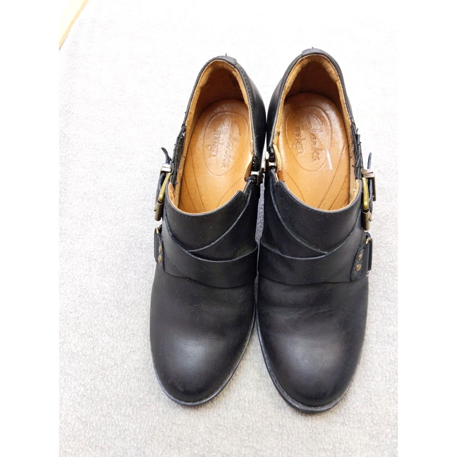 Clarks Clarks Indigo Womens 8.5 Black Leather Ankle Boots Heeled Buckle Zip Booties Size US 9 / IT 39 - 2 Thumbnail