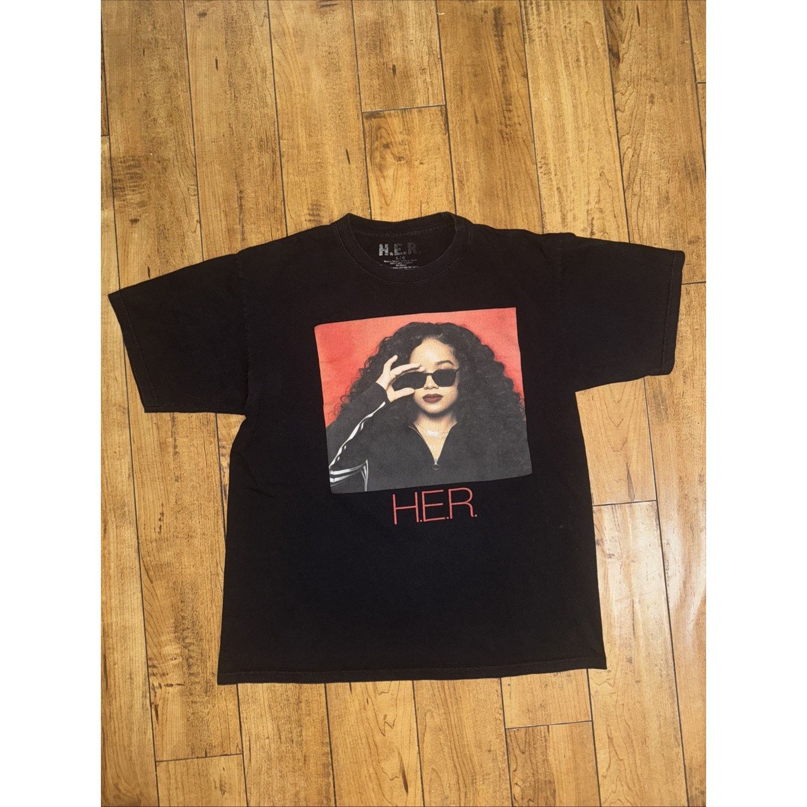 Band Tees H.E.R. Photograph T-Shirt Black Large 20x25.5 Size US L / EU 52-54 / 3 - 1 Thumbnail