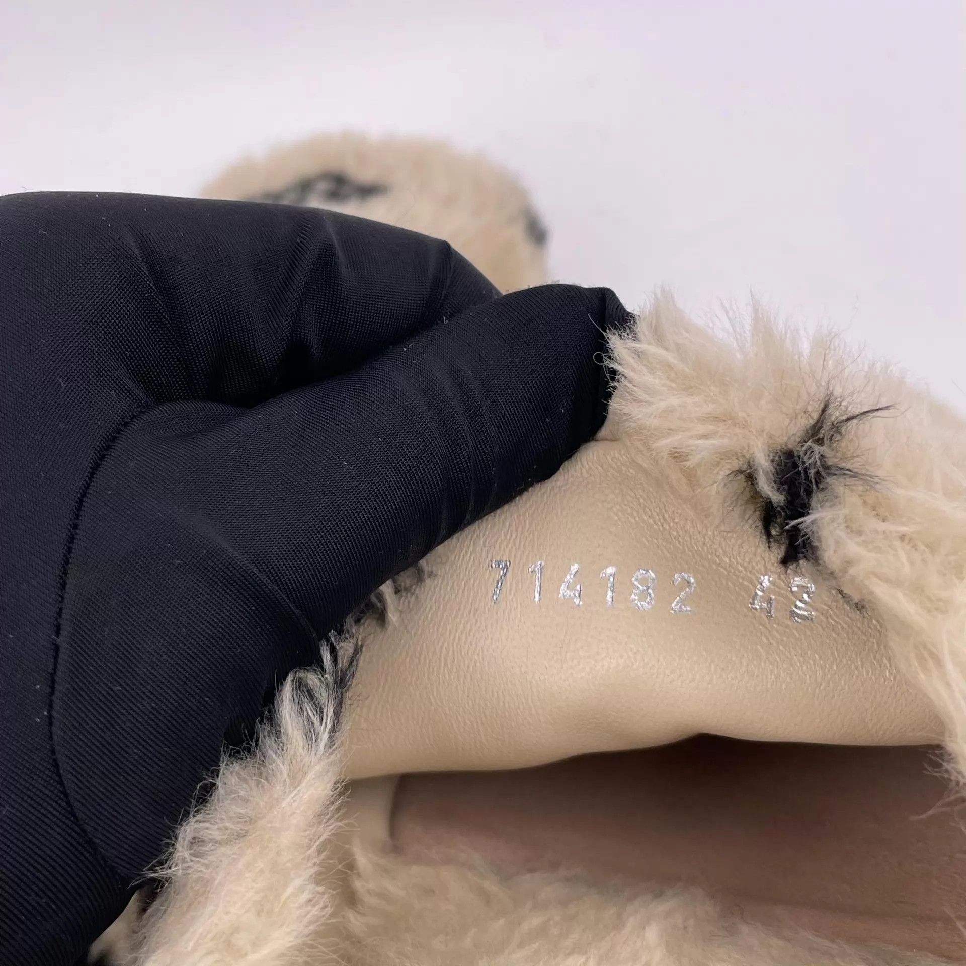 Balenciaga Balenciaga Men's White Fleece Slippers 42 Size US 9 / EU 42 - 5 Thumbnail