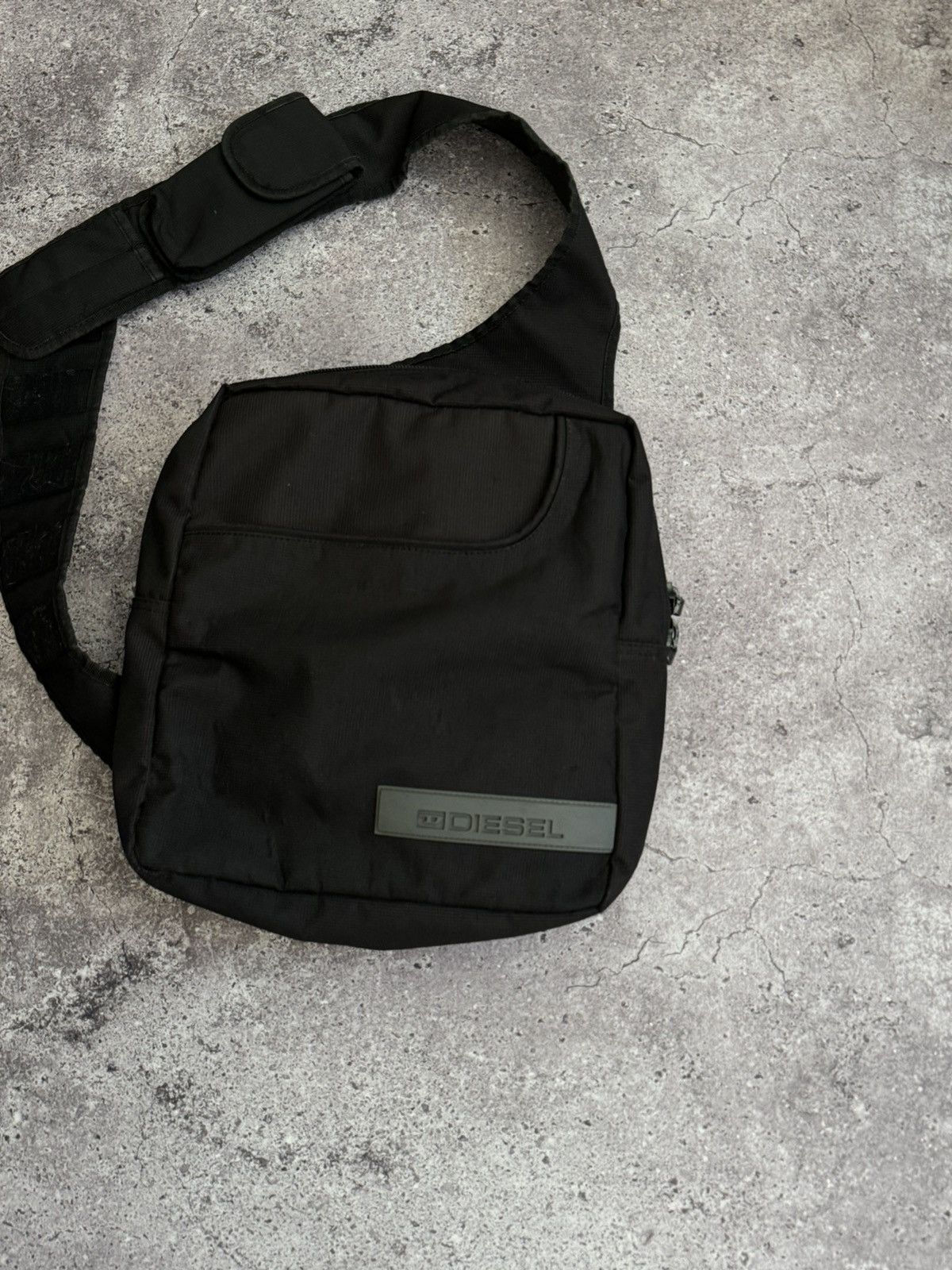 Diesel × Vintage Vintage Diesel Y2K distressed crossbody sling bag Size ONE SIZE - 2 Thumbnail