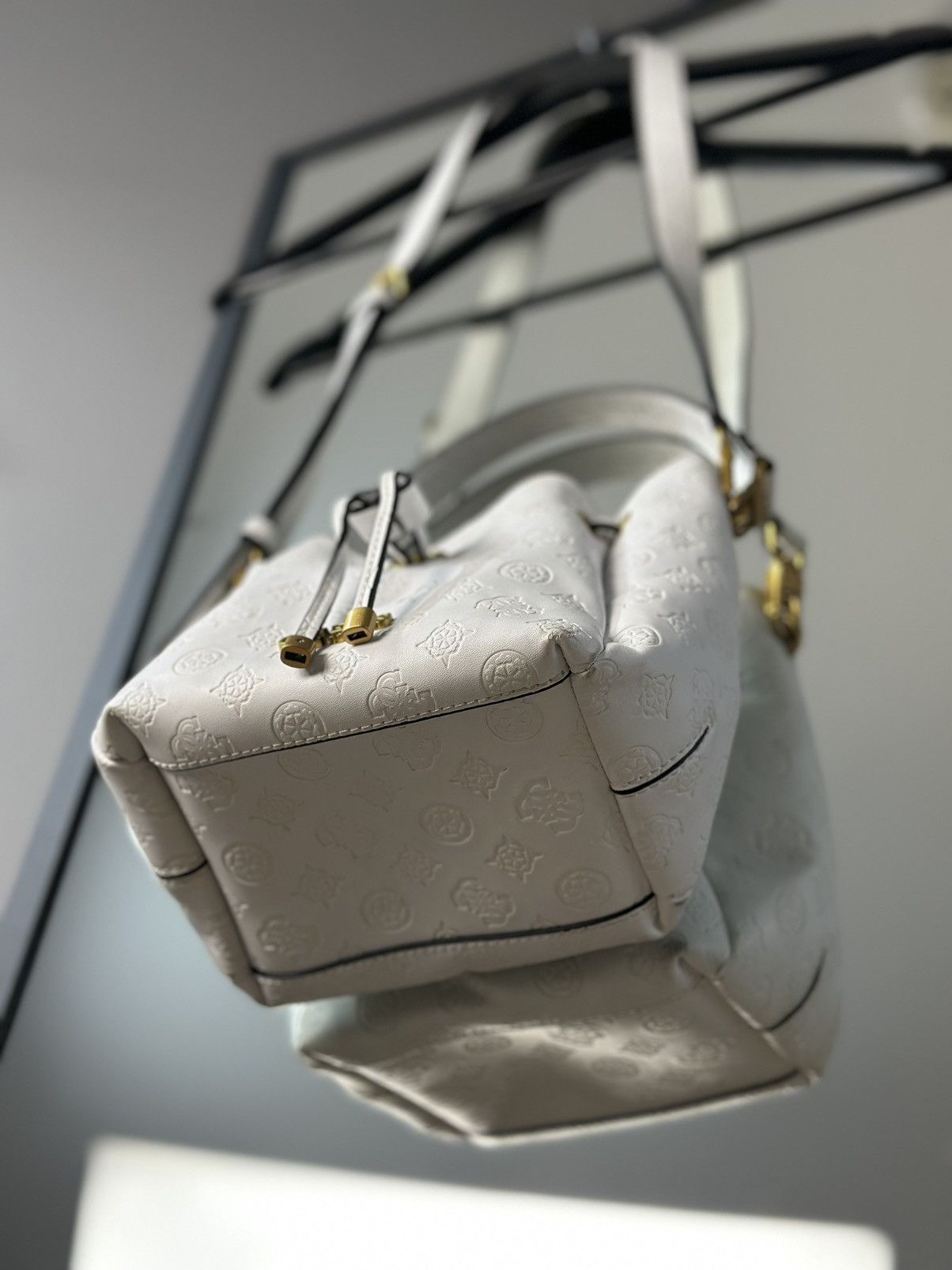 Guess Guess White Monogram Bucket Bag Gold Hardware Y2K Style Size ONE SIZE - 5 Thumbnail