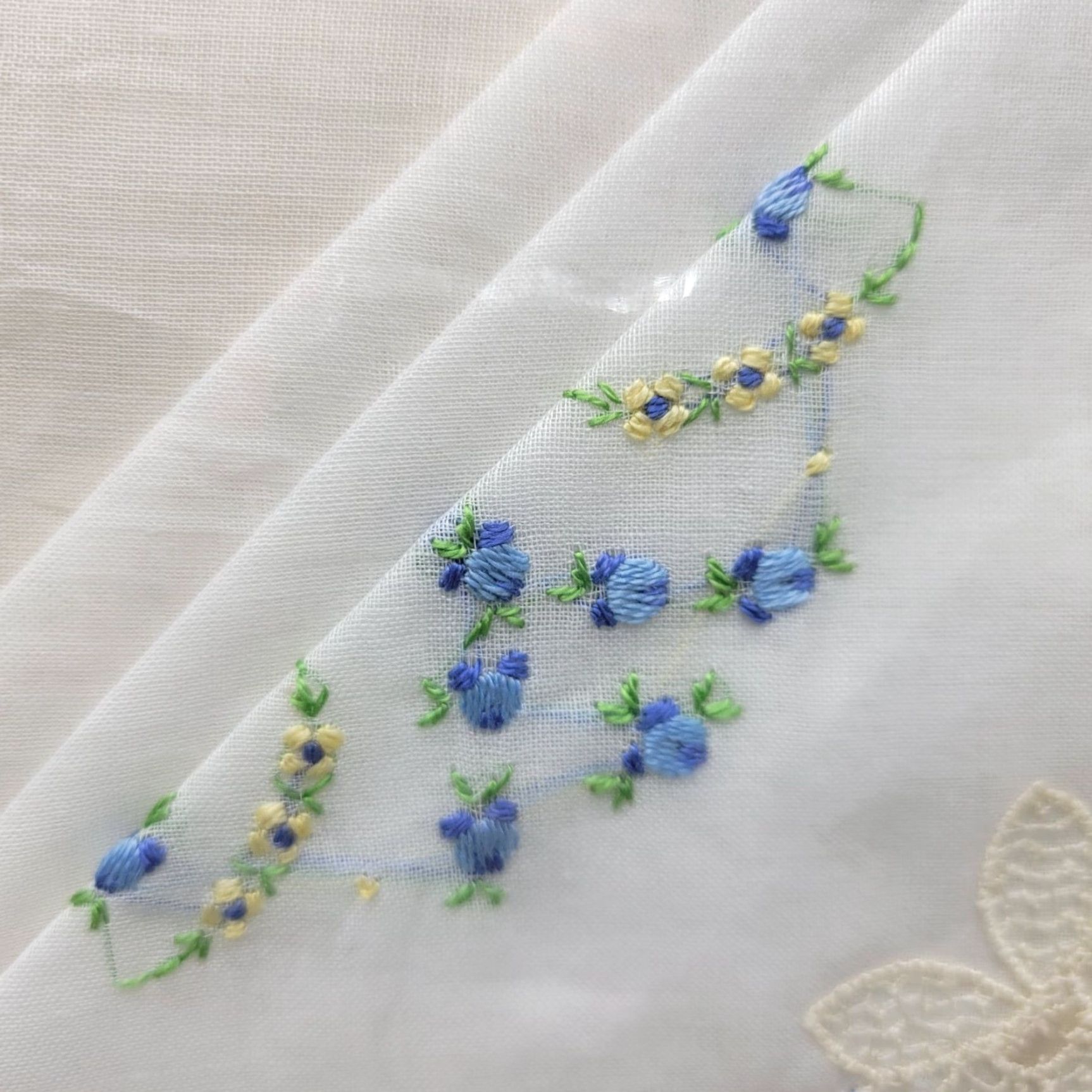 Vintage VINTAGE Embroidered Handkerchiefs Shirt? Hidden: Not applicable. Size ONE SIZE - 7 Thumbnail