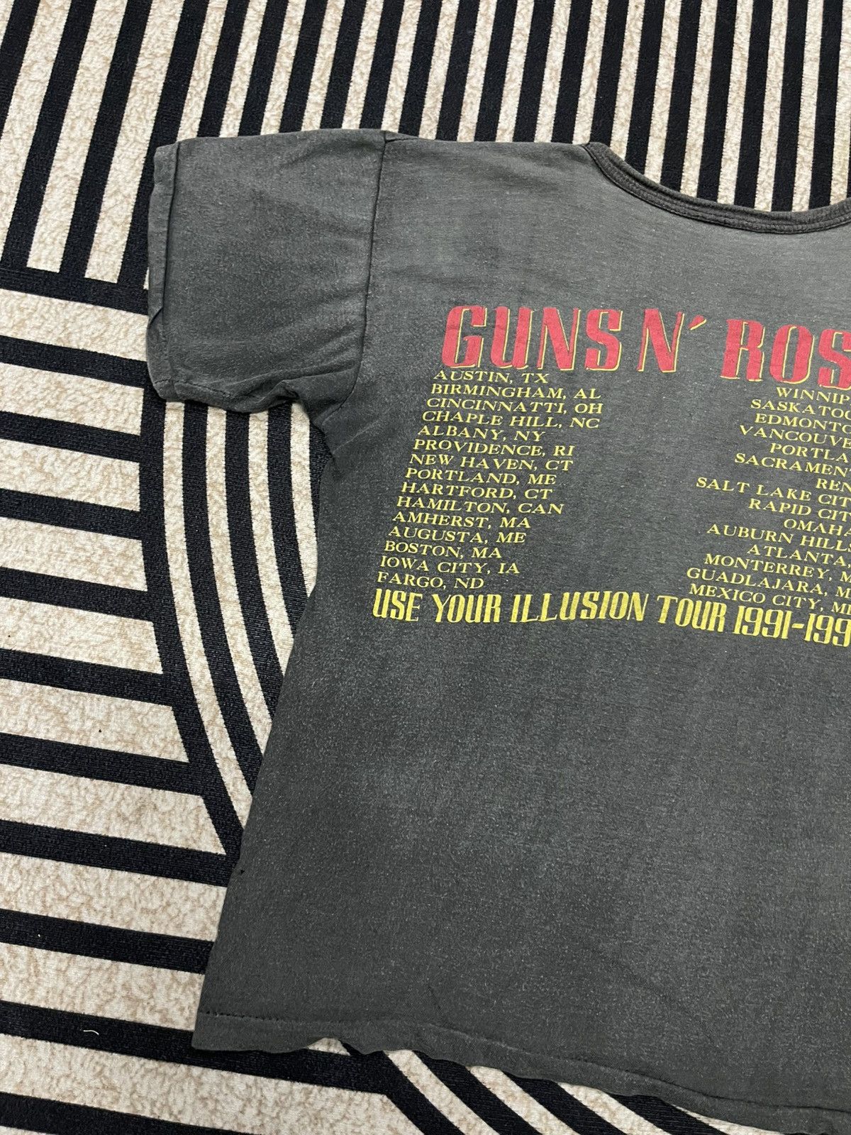 Guns N' Roses VINTAGE GUNS N ROSES USED YOUR ILLUSION TOUR 91-93 TEES Size US XS / EU 42 / 0 - 13 Thumbnail