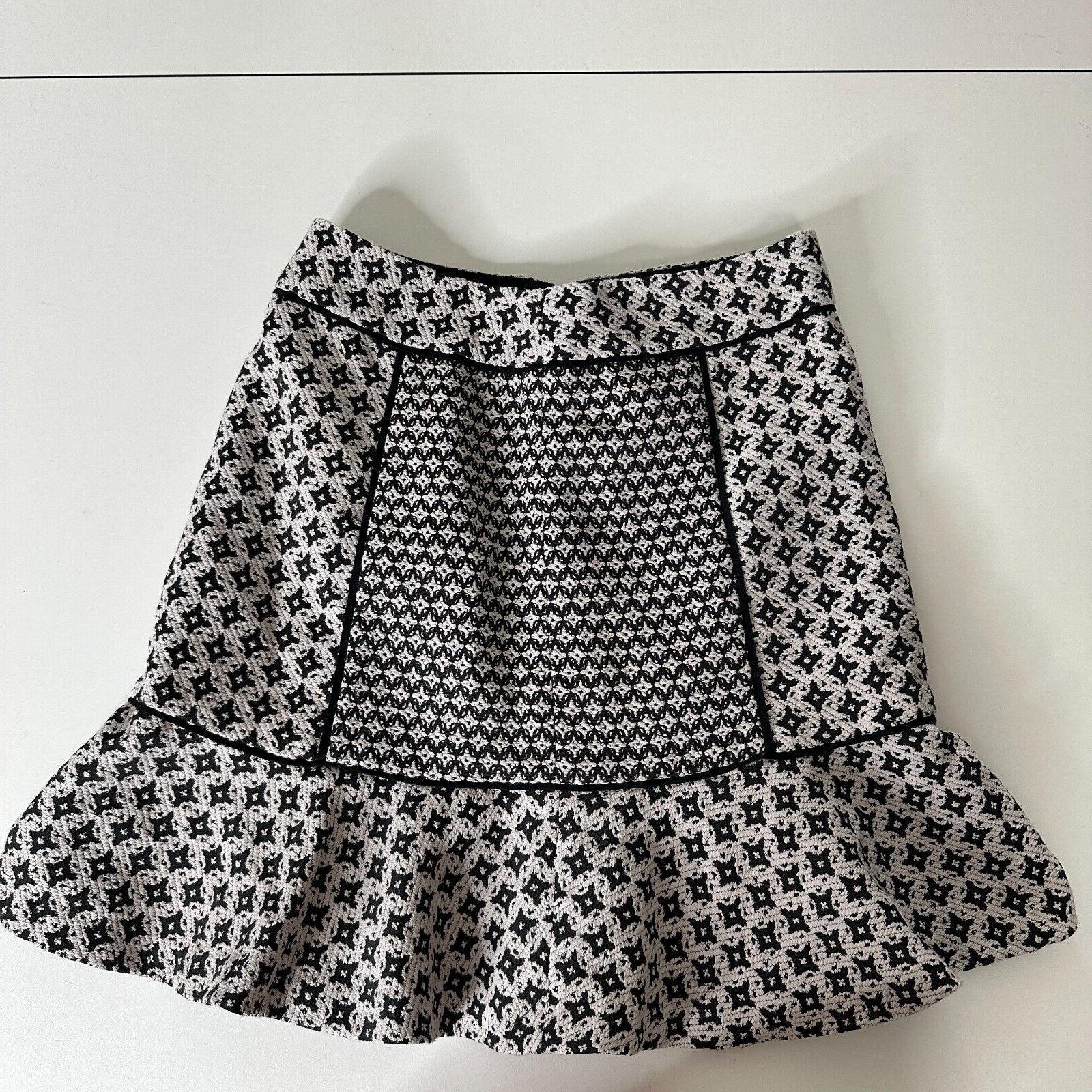 Loft Ann Taylor Loft Black White Geometric Ruffle Flair Mini 00P Size 24" / US 00 / IT 34 - 4 Thumbnail