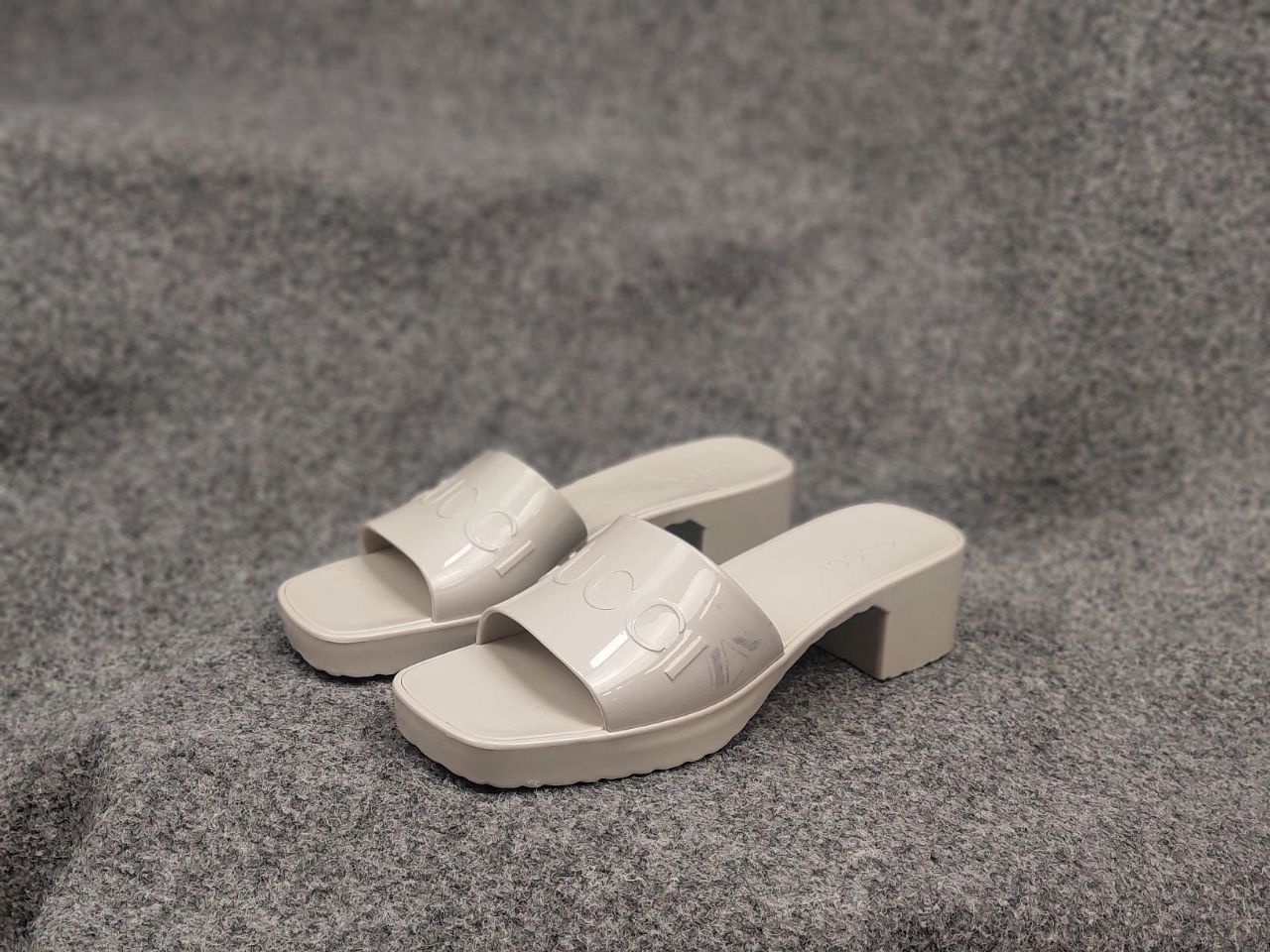 Gucci Gucci Rubber Logo Platform Slide Sandal Mystic White Mules Size US 11 / IT 41 - 4 Thumbnail