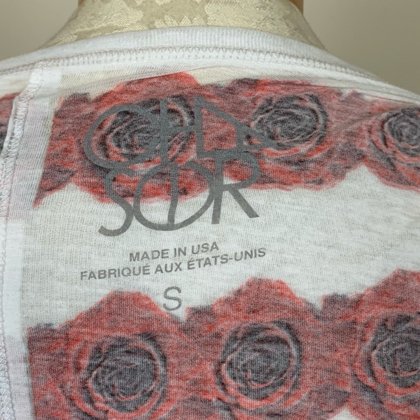 Chaser Brand Chaser V Neck Rose Print Tunic T Shirt White Red Small Size S / US 4 / IT 40 - 9 Thumbnail