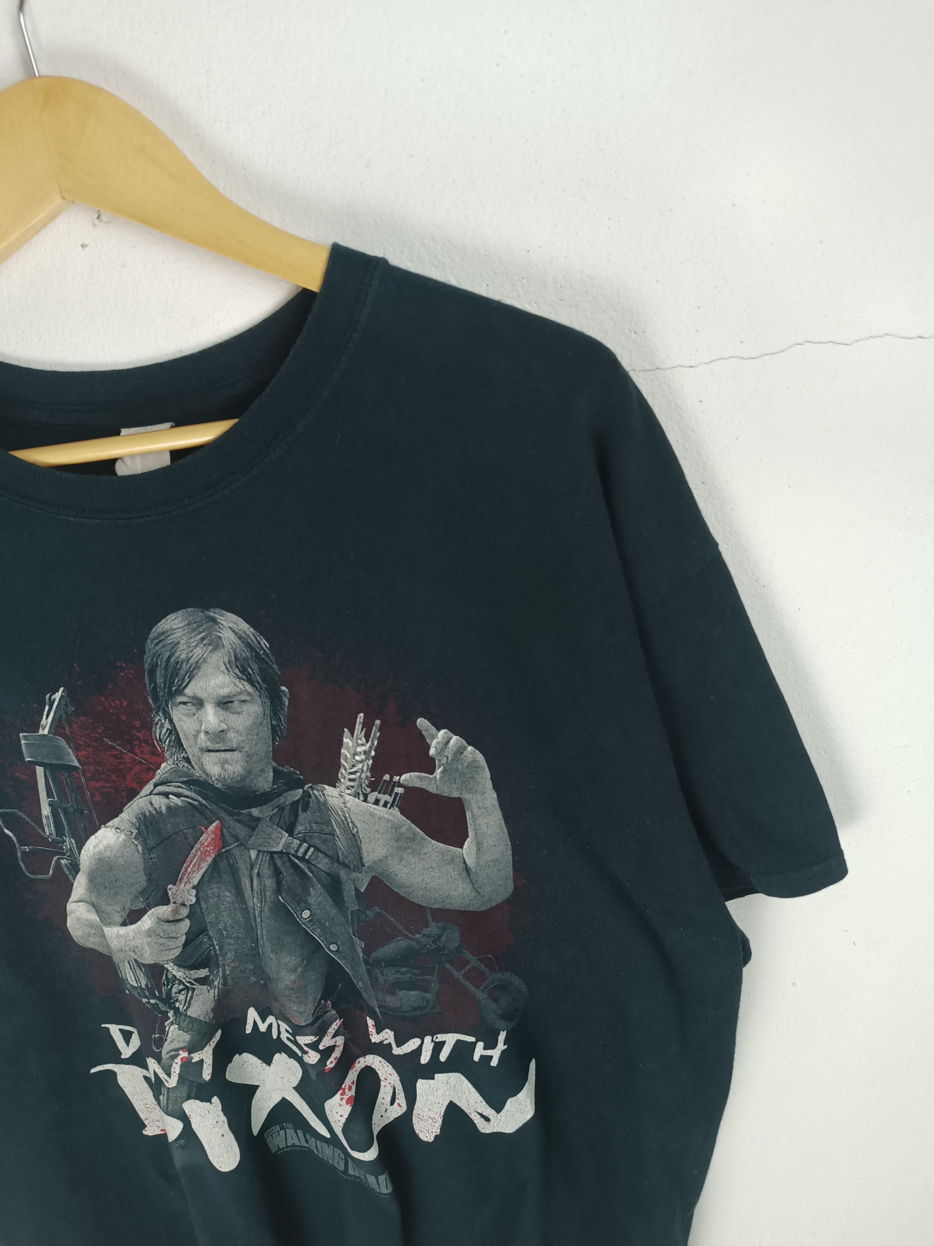 Other VINTAGE 2014 THE WALKING DEAD DARYL DIXON VERY RARE TEE Size US XL / EU 56 / 4 - 6 Thumbnail