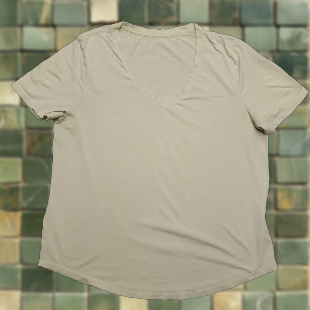 Lululemon Lululemon Shirt Womens Large Pale Green Performance 4 way Stretch Vneck Love TEE Size L / US 10 / IT 46 - 1 Thumbnail