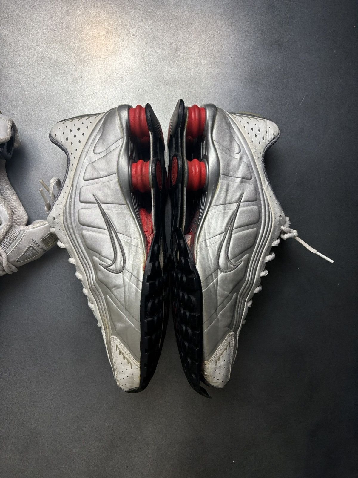 Nike × Vintage 2 Pairs OG 2001 Nike Shox R4 Vintage Nike Beater 104265 Size US 10.5 / EU 43-44 - 7 Thumbnail